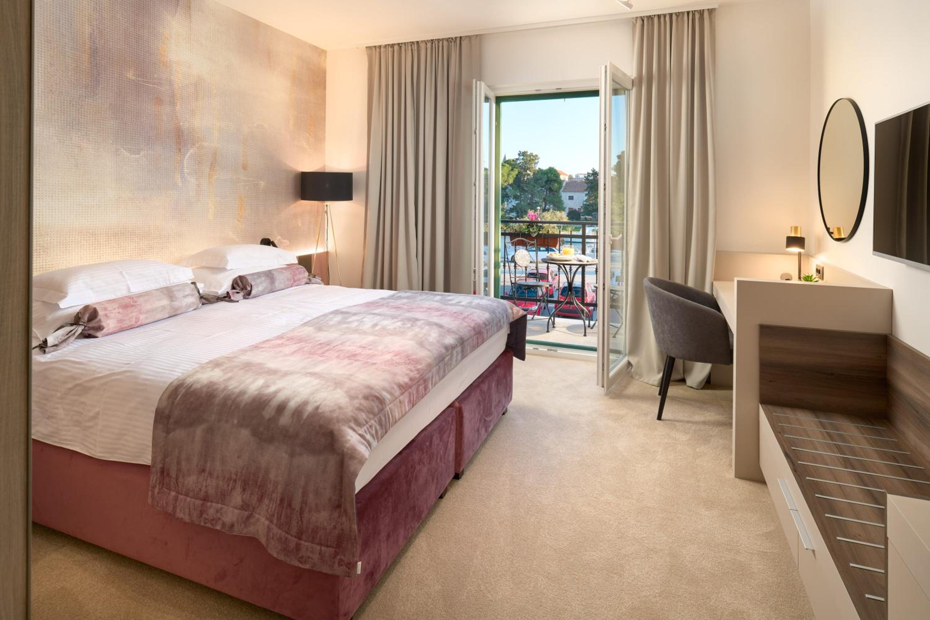 Deluxe King Room - Photo 16