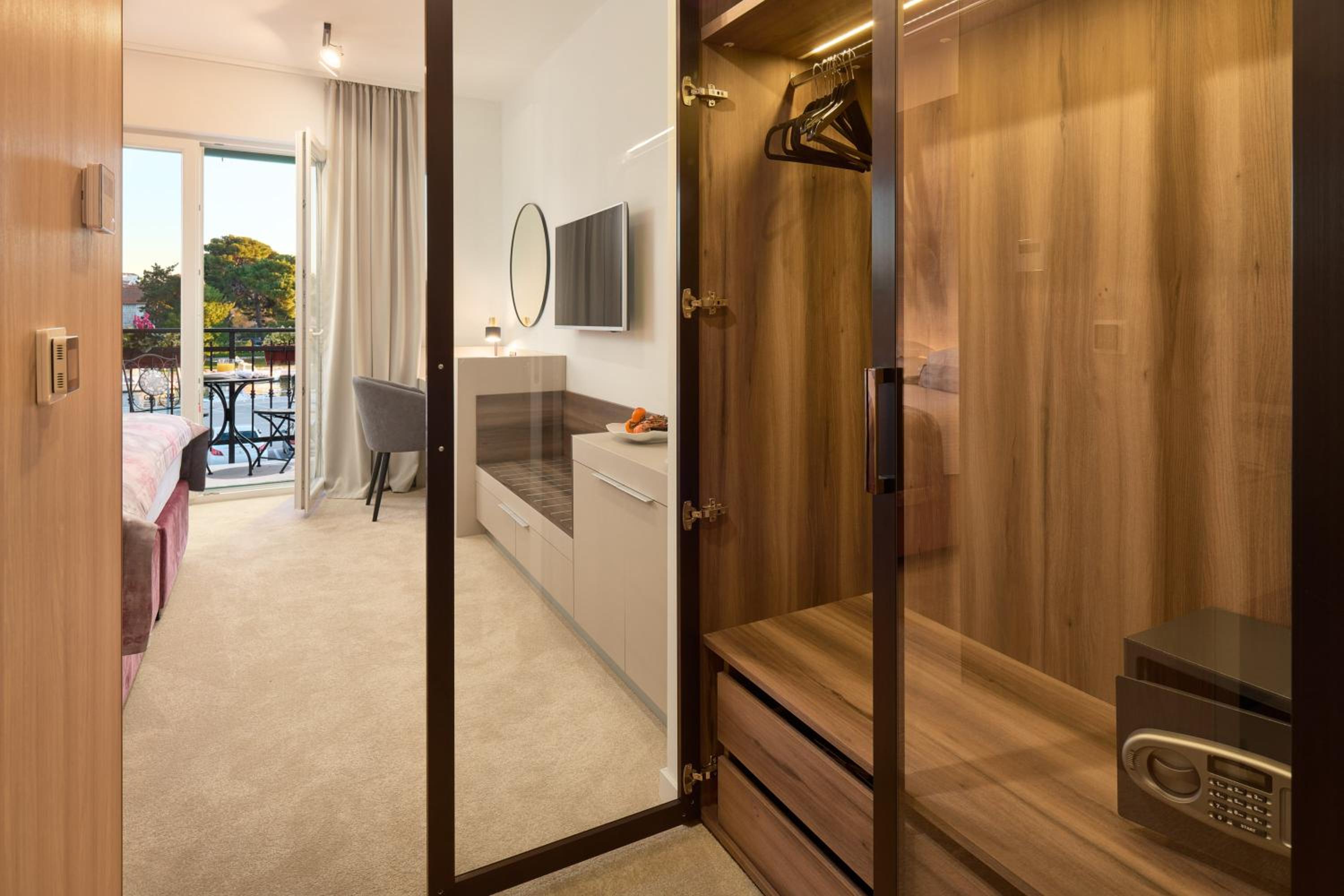 Deluxe King Room - Photo 17
