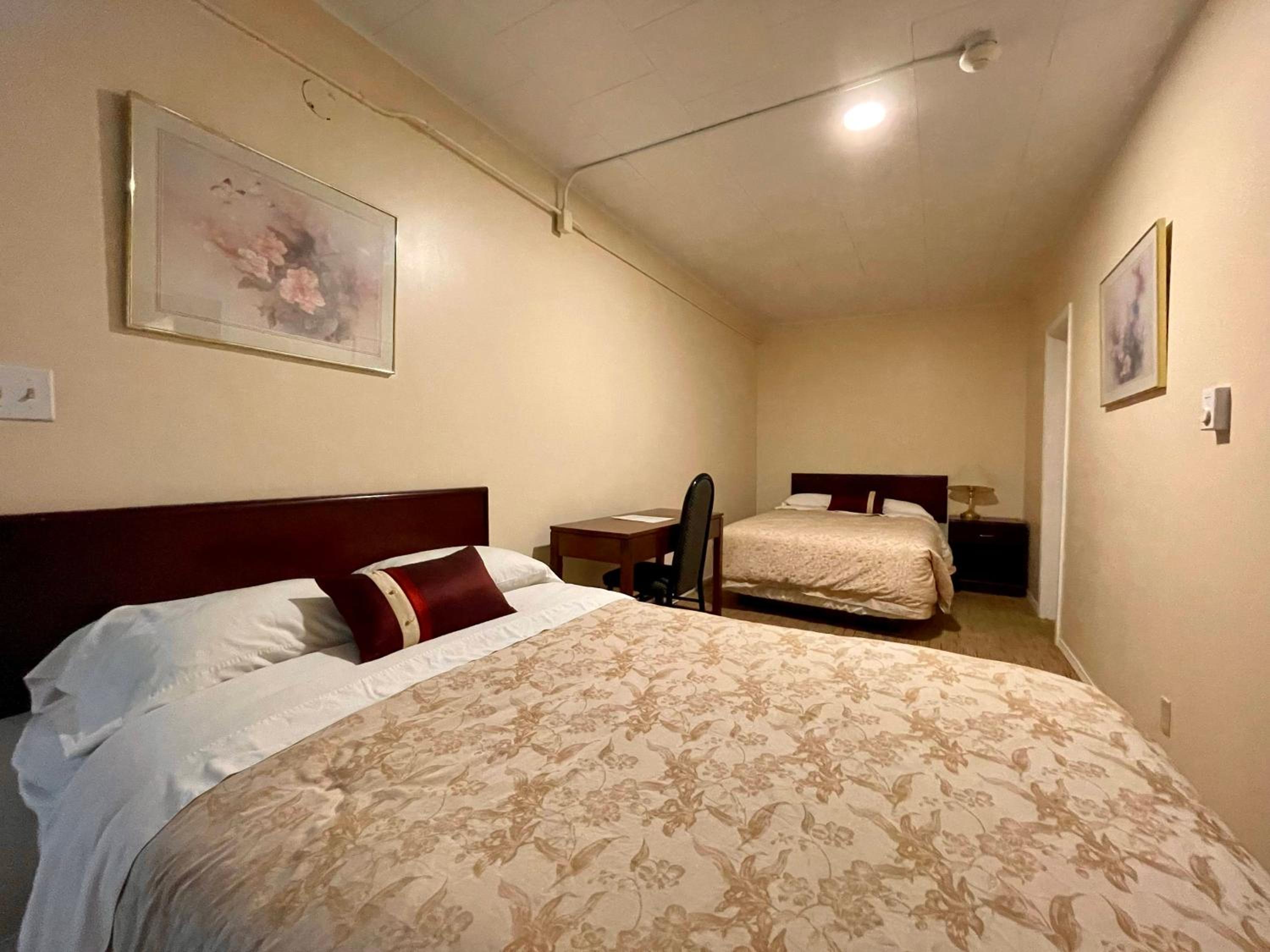 Double Room with Two Double Beds - Photo 2