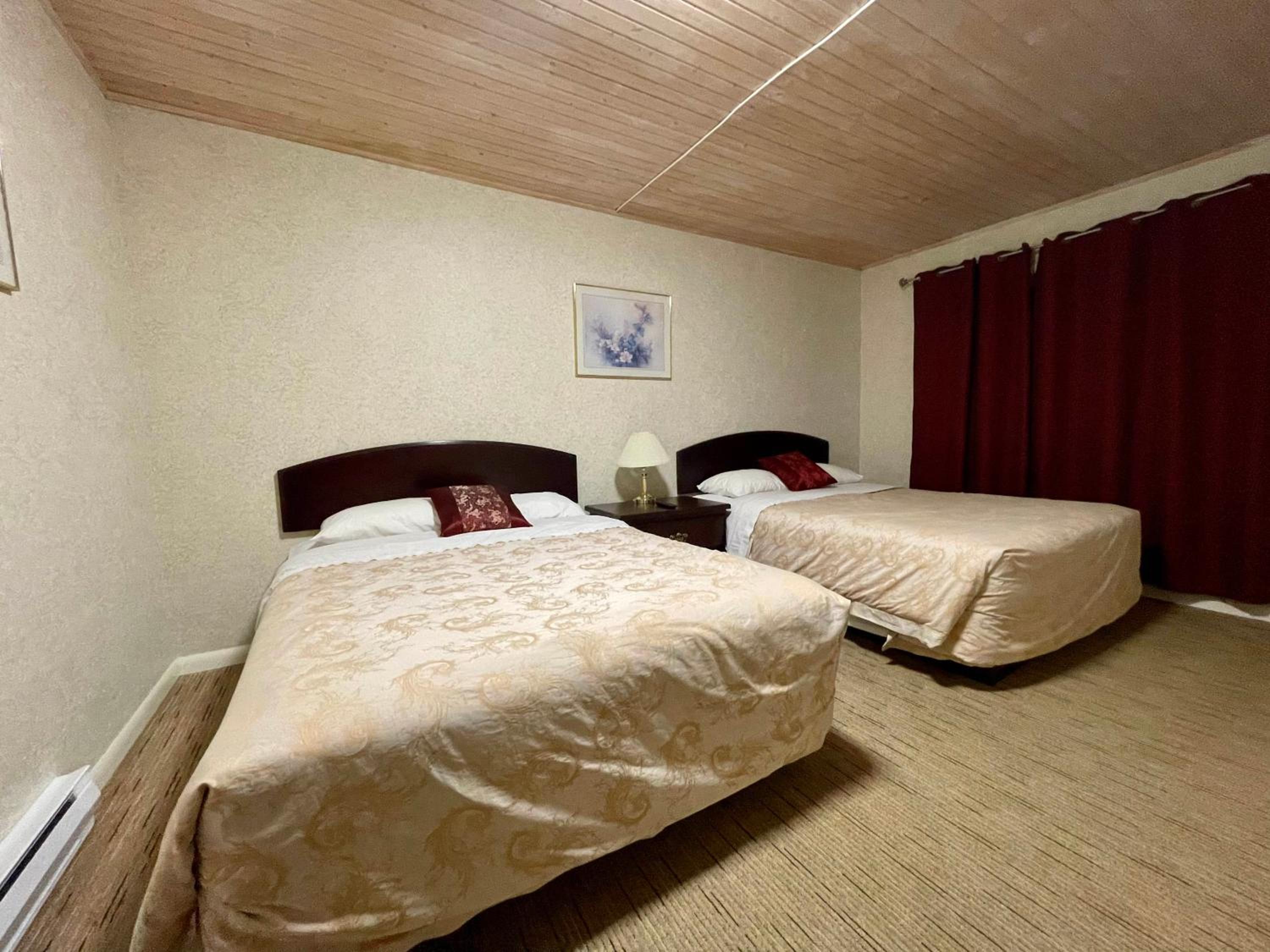 Queen Room with Two Queen Beds - Photo 3