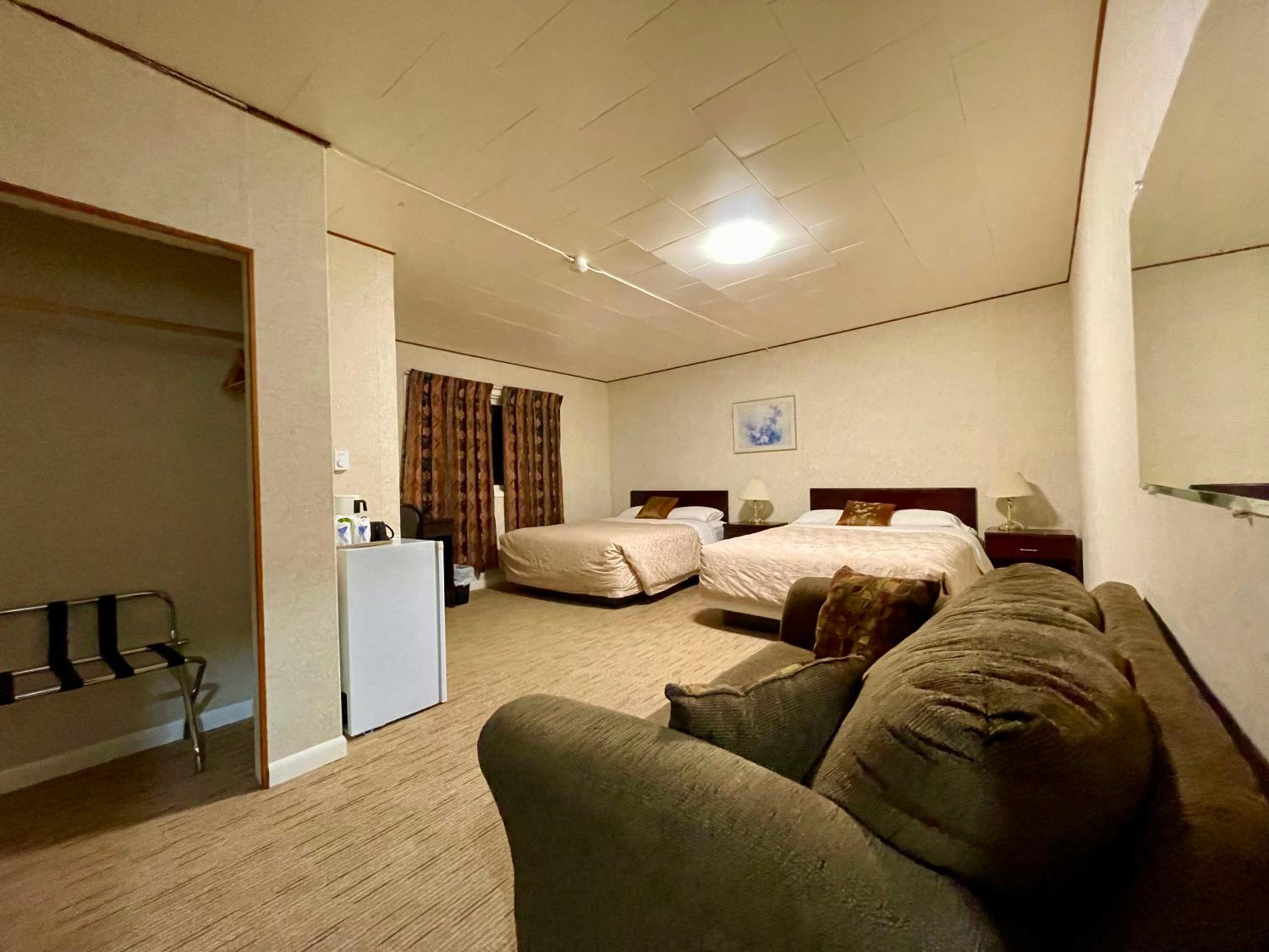 Queen Room with Two Queen Beds - Photo 4