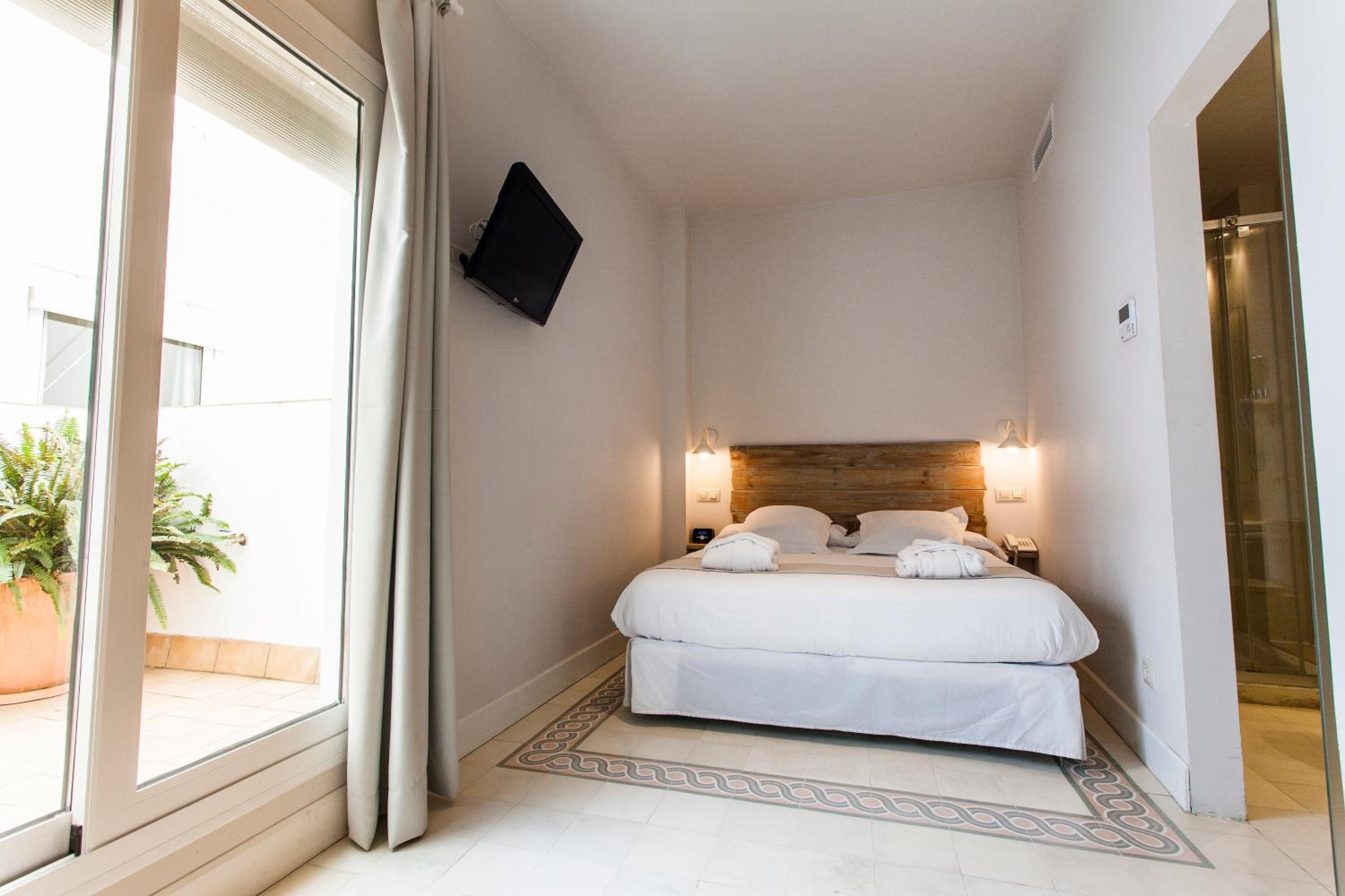 Double Room with Patio - Photo 14