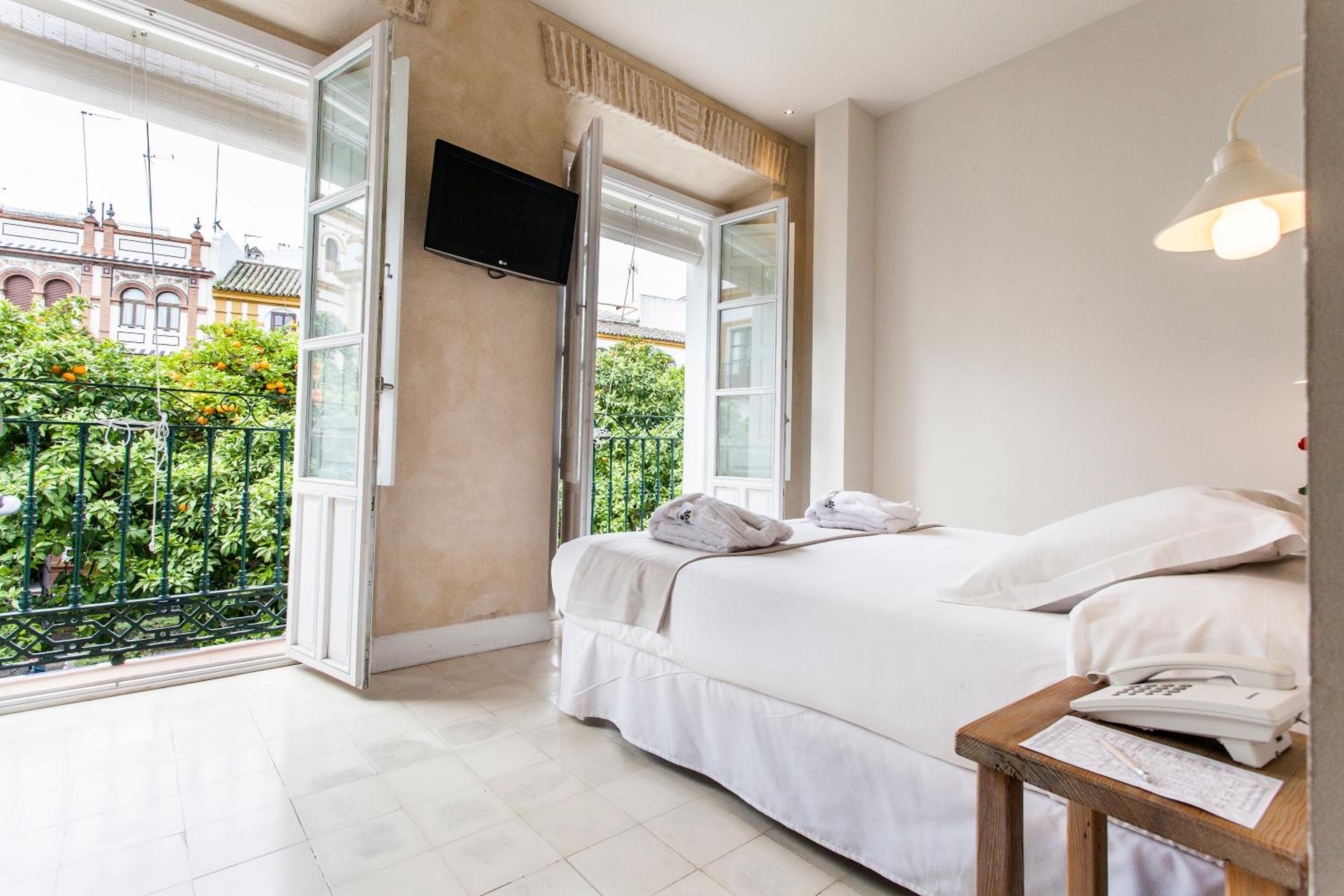 Superior Double Room with City View - Photo 18