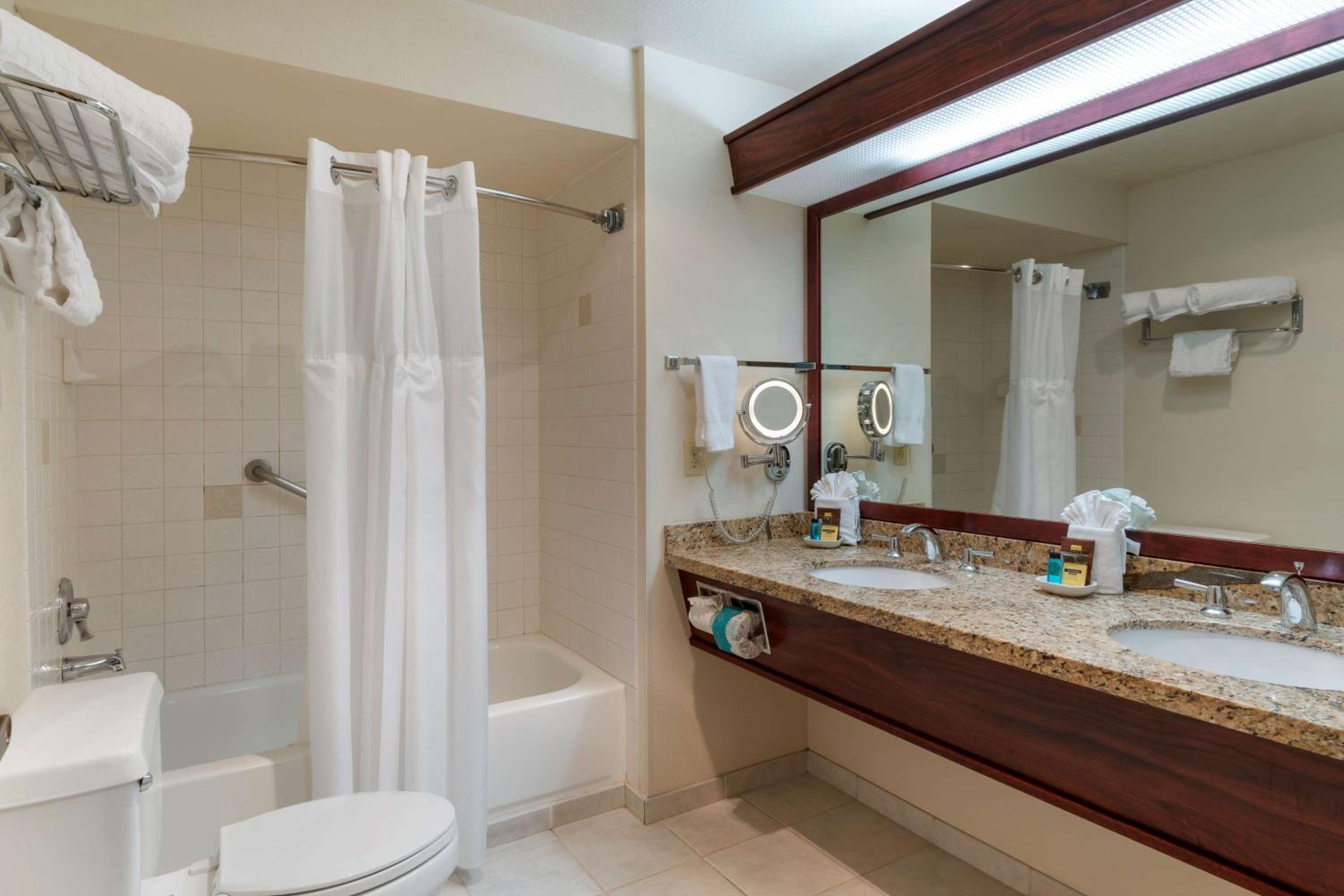 Queen Suite with Two Queen Beds - Non-Smoking - Photo 4
