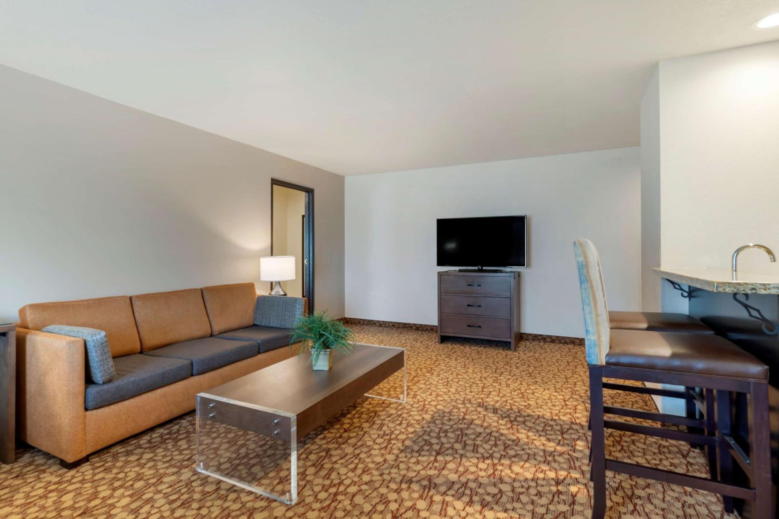 Queen Suite with Two Queen Beds - Non-Smoking - Photo 2