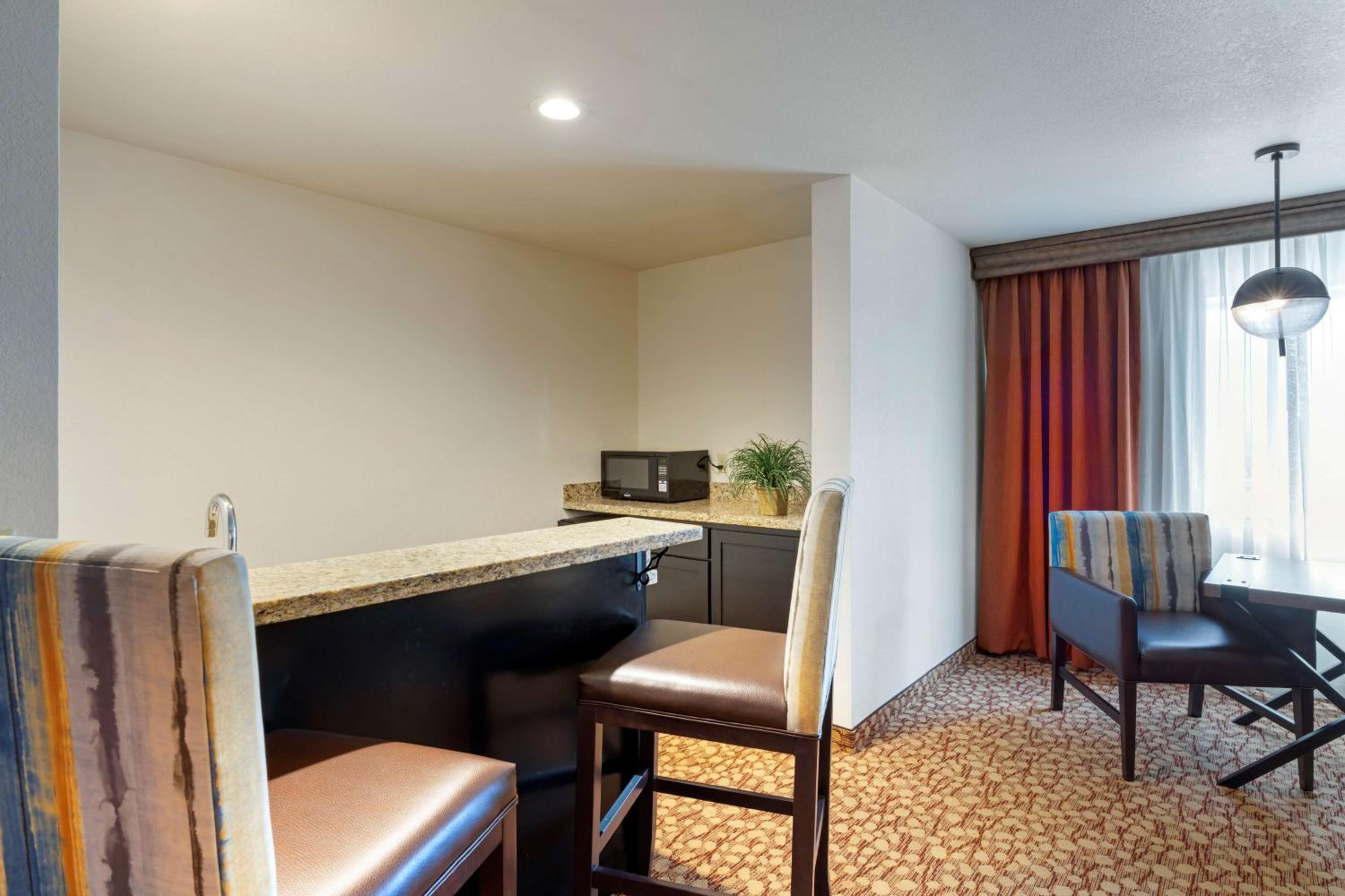 Queen Suite with Two Queen Beds - Non-Smoking - Photo 5
