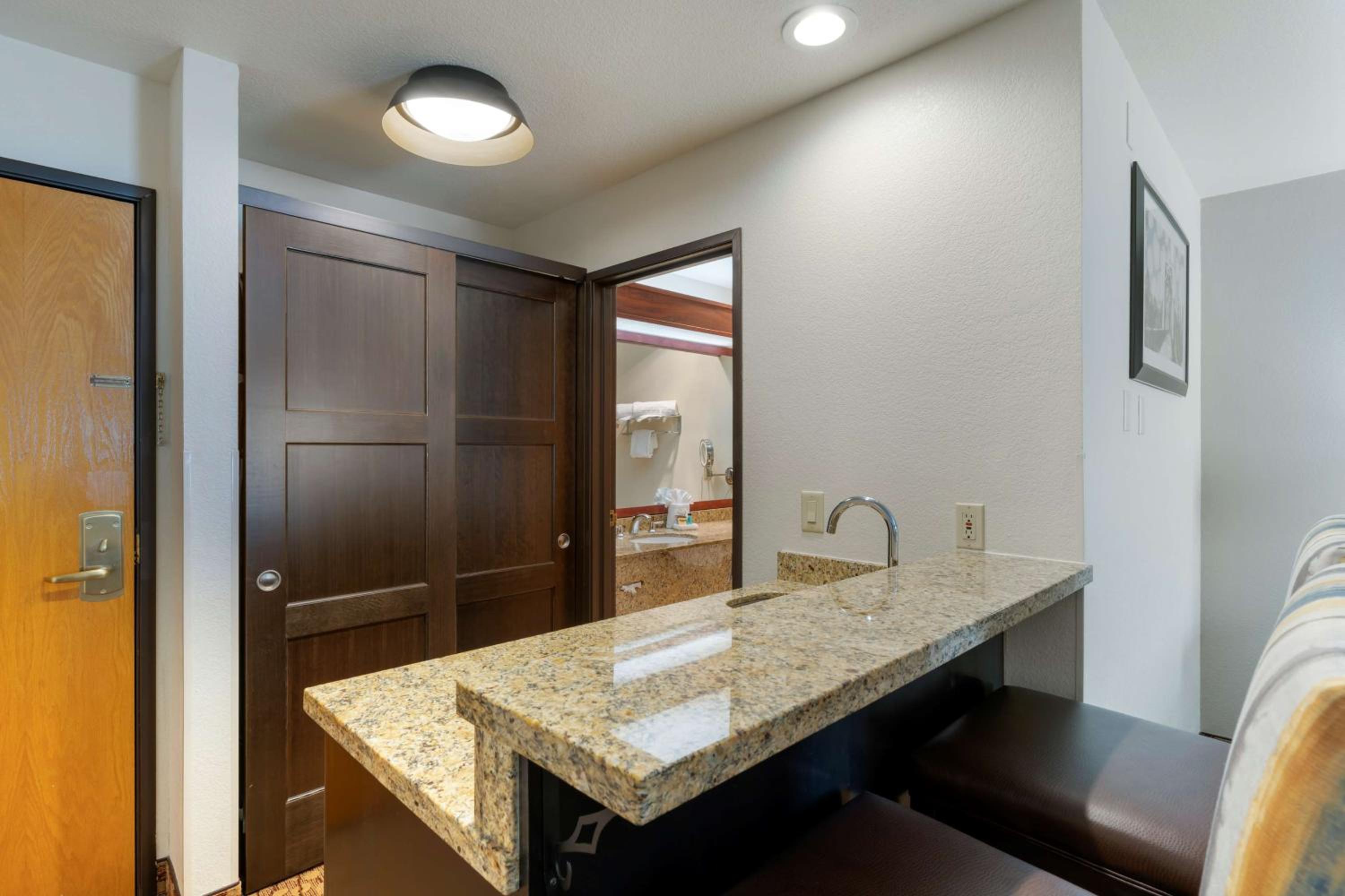 Standard King Room - Photo 2