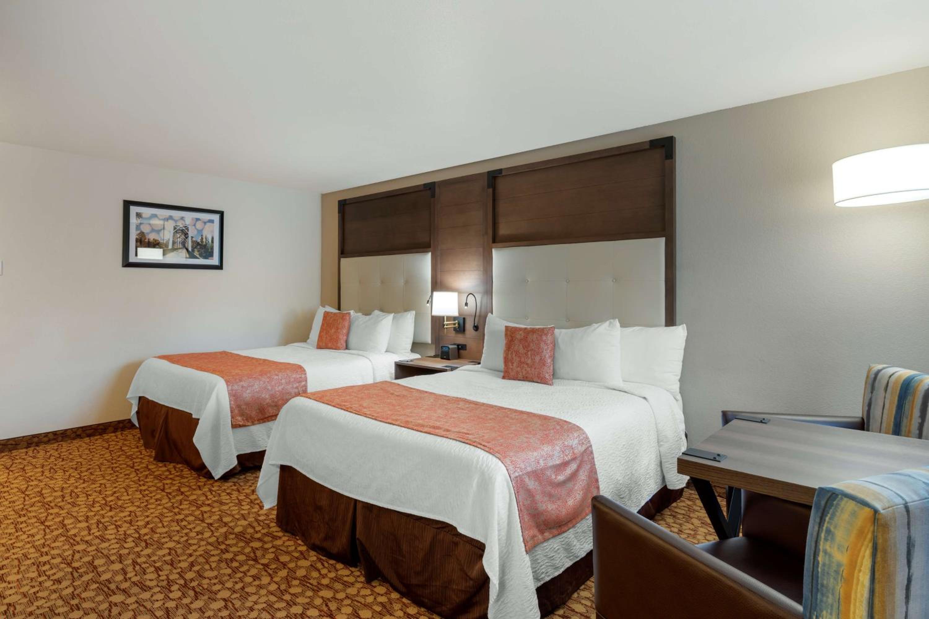 Queen Room with Two Queen Beds - Non-Smoking - Photo 3