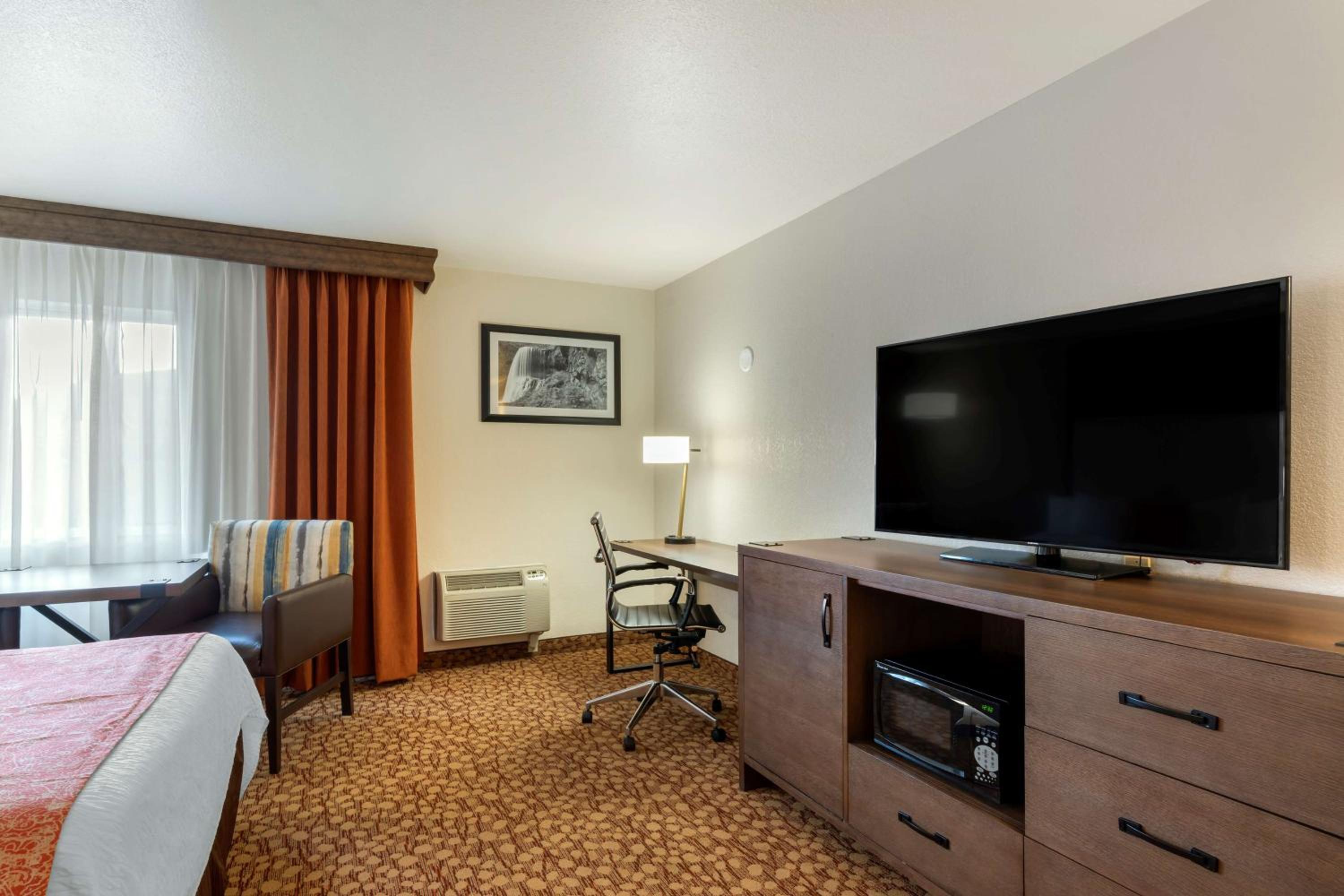 Queen Room with Two Queen Beds - Non-Smoking - Photo 5