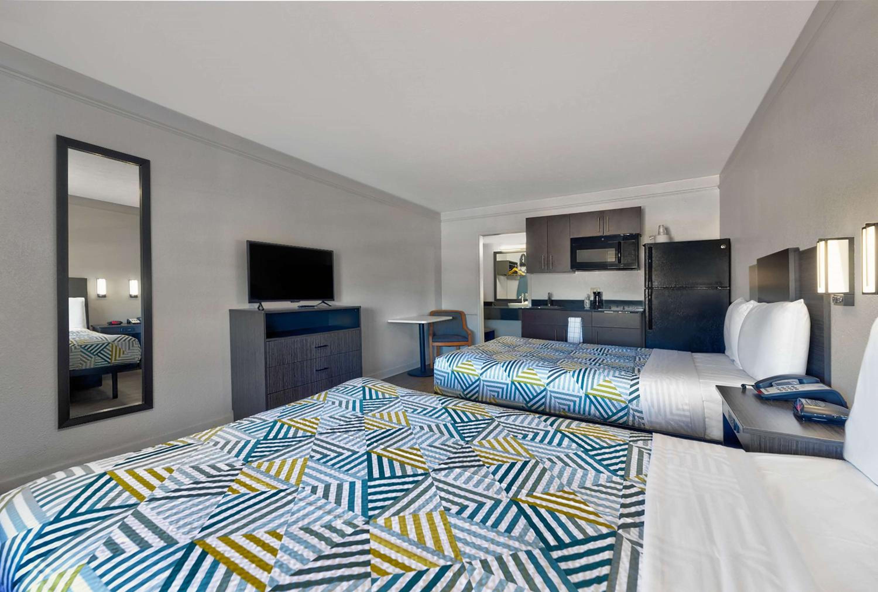 Quadruple Room - Non-Smoking - Photo 3