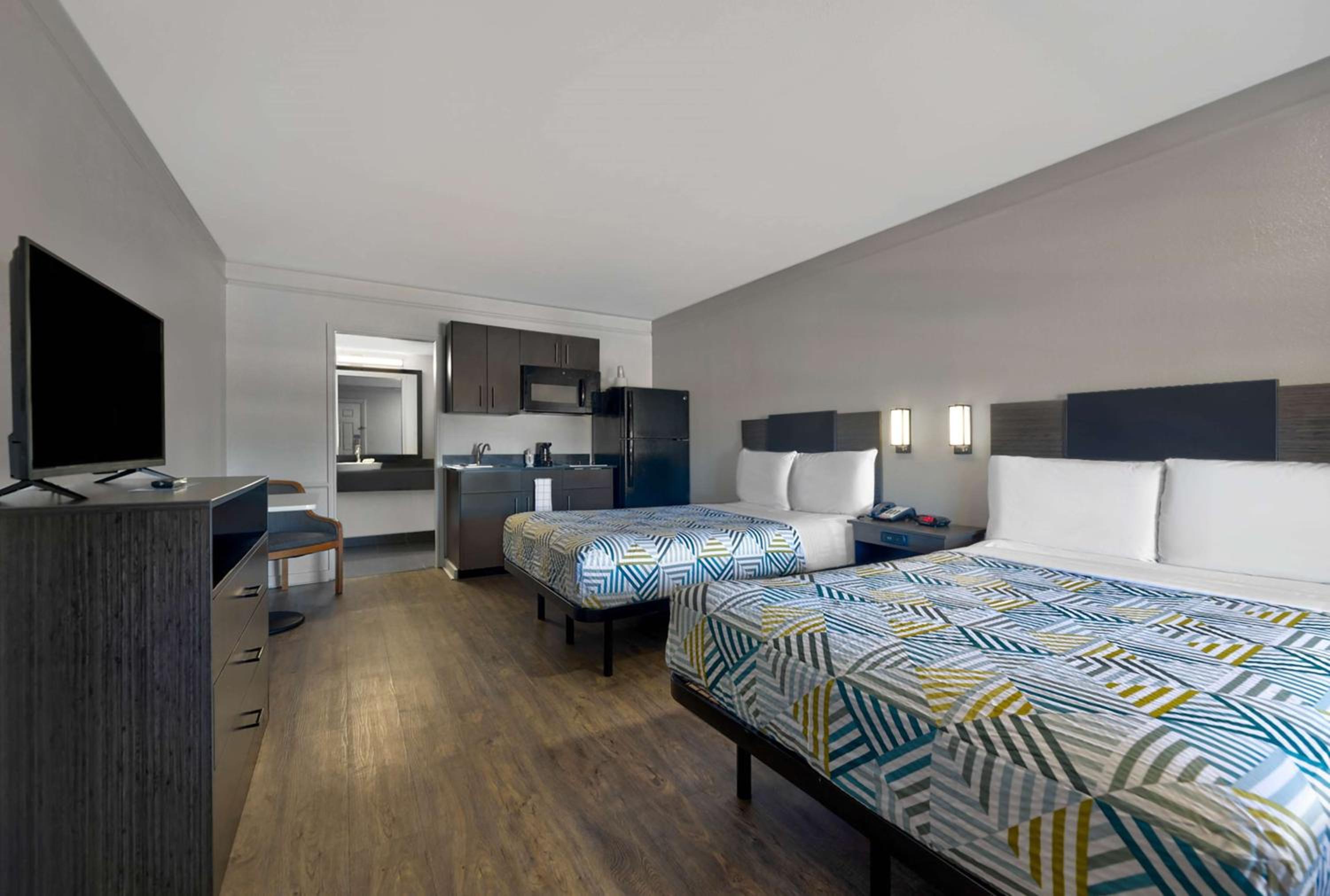 Quadruple Room - Non-Smoking - Photo 1
