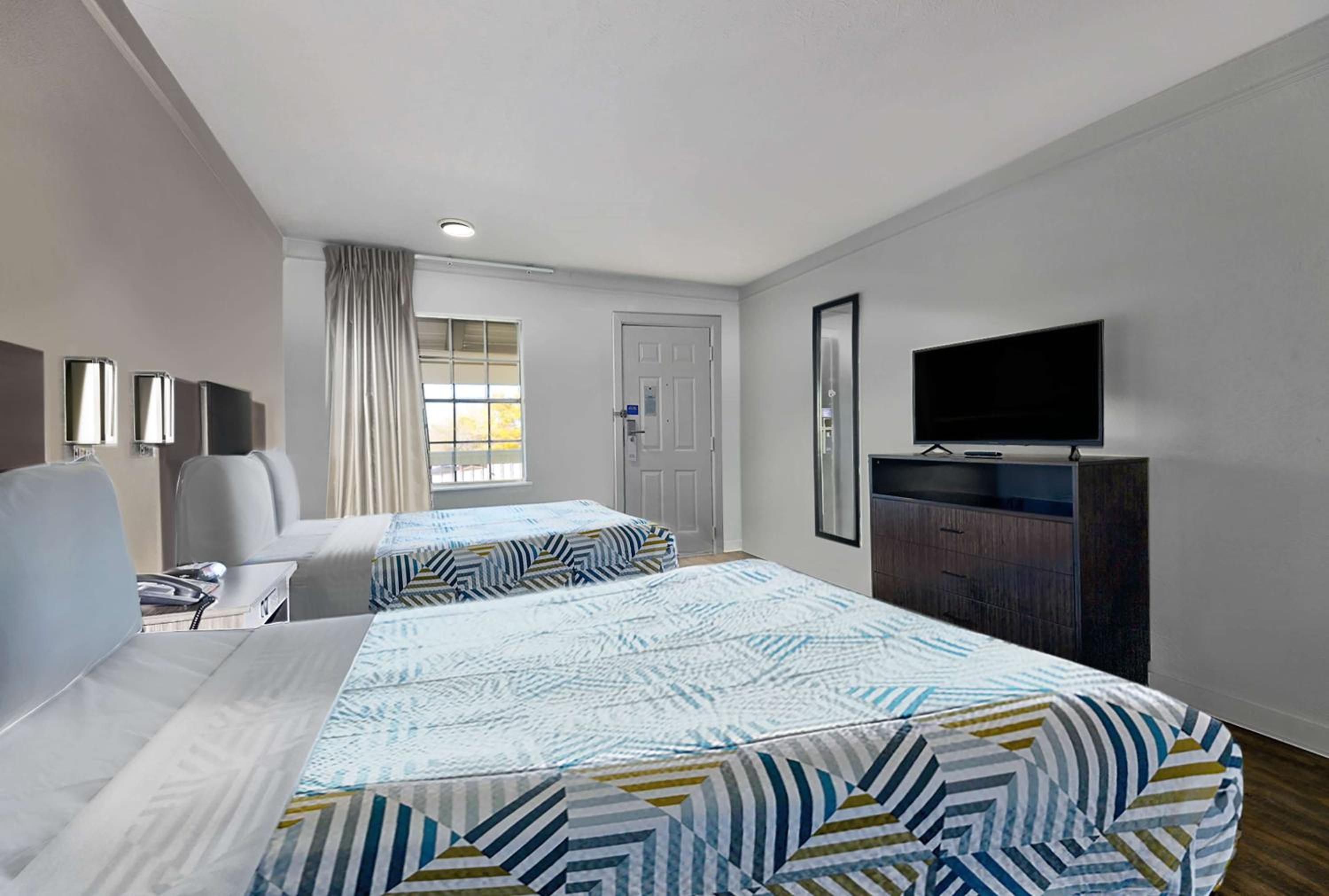 Quadruple Room - Non-Smoking - Photo 2