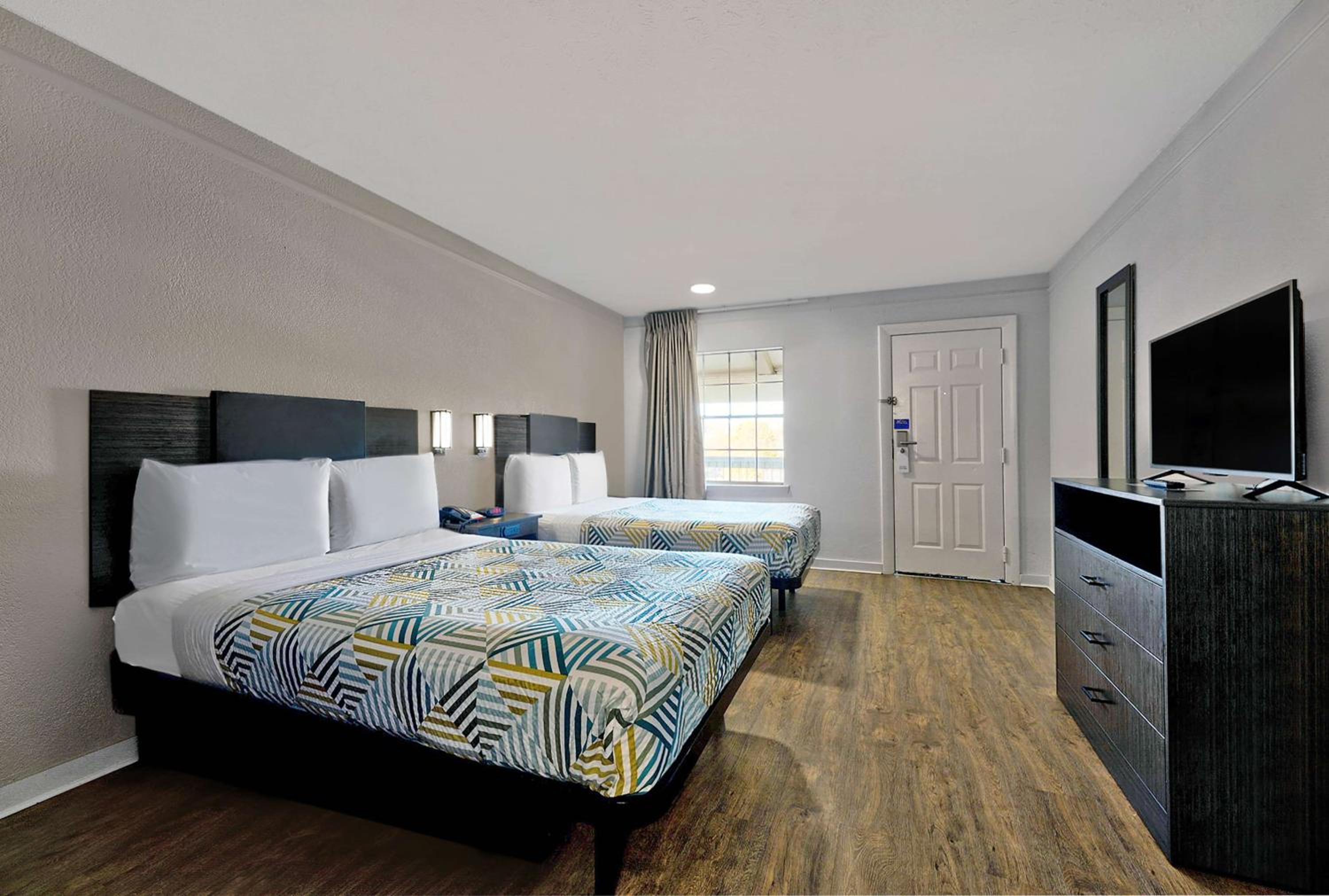 Quadruple Room - Non-Smoking - Photo 4