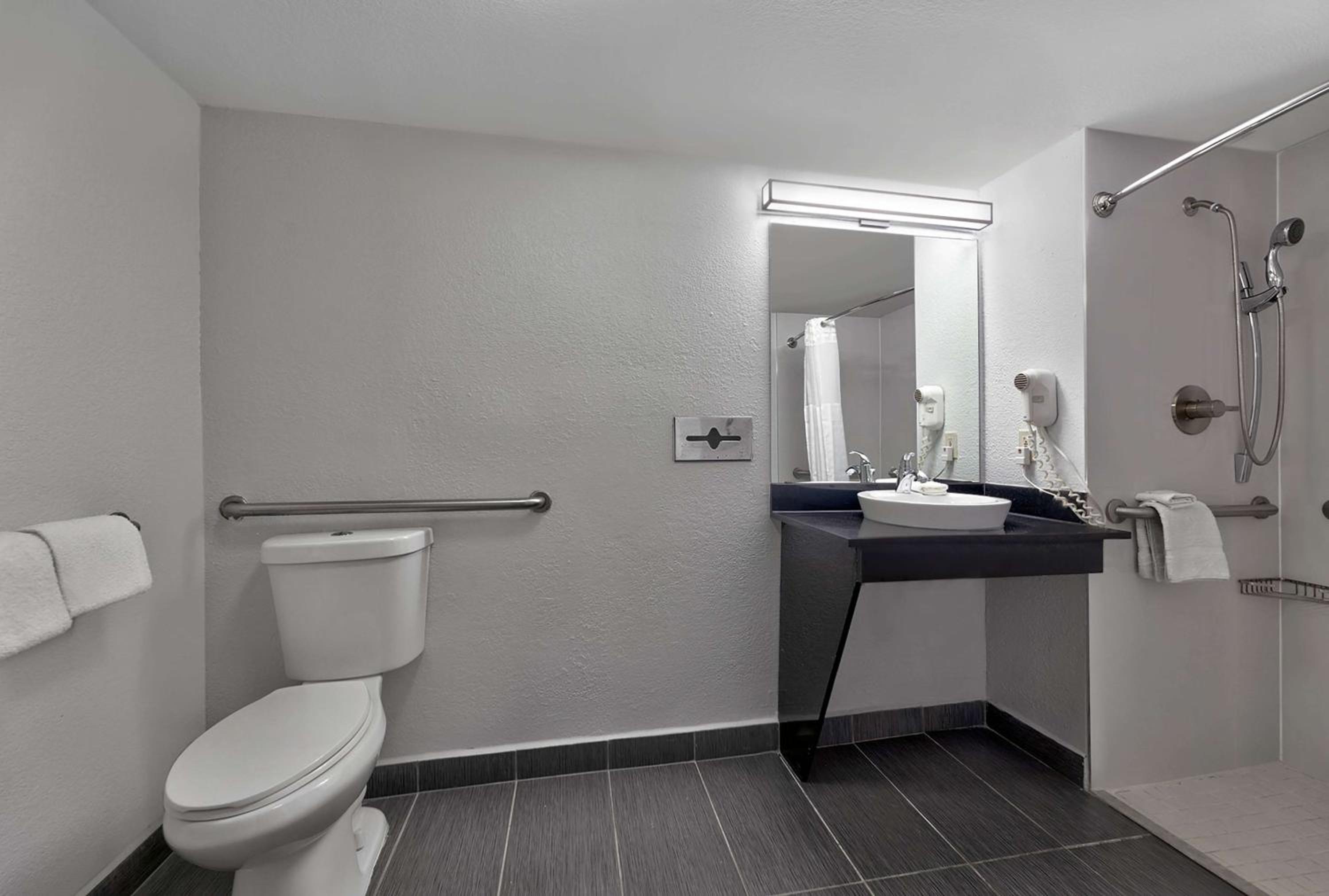 King Room - Disability Access - Non-Smoking - Photo 5