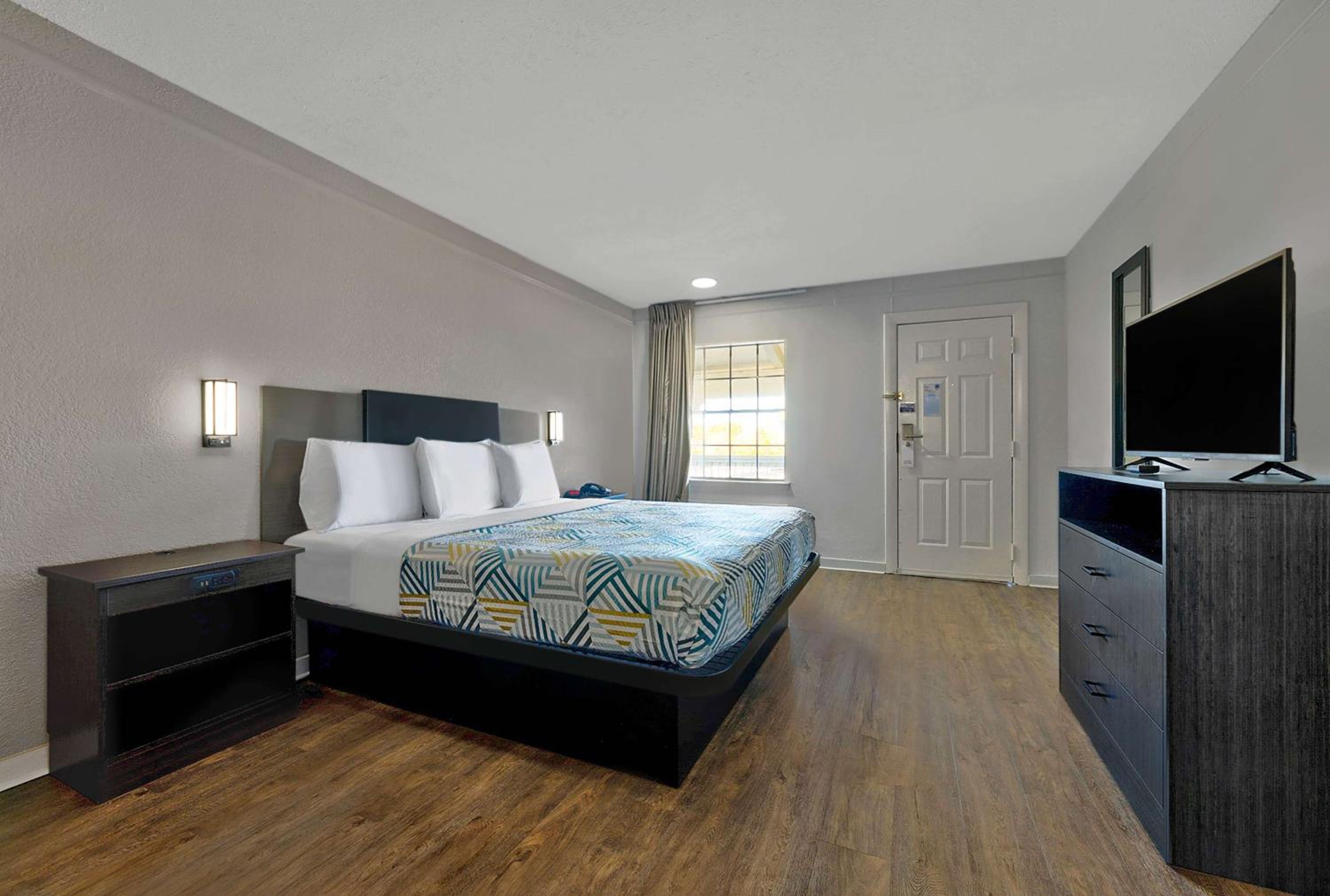 King Room - Non-Smoking - Photo 4