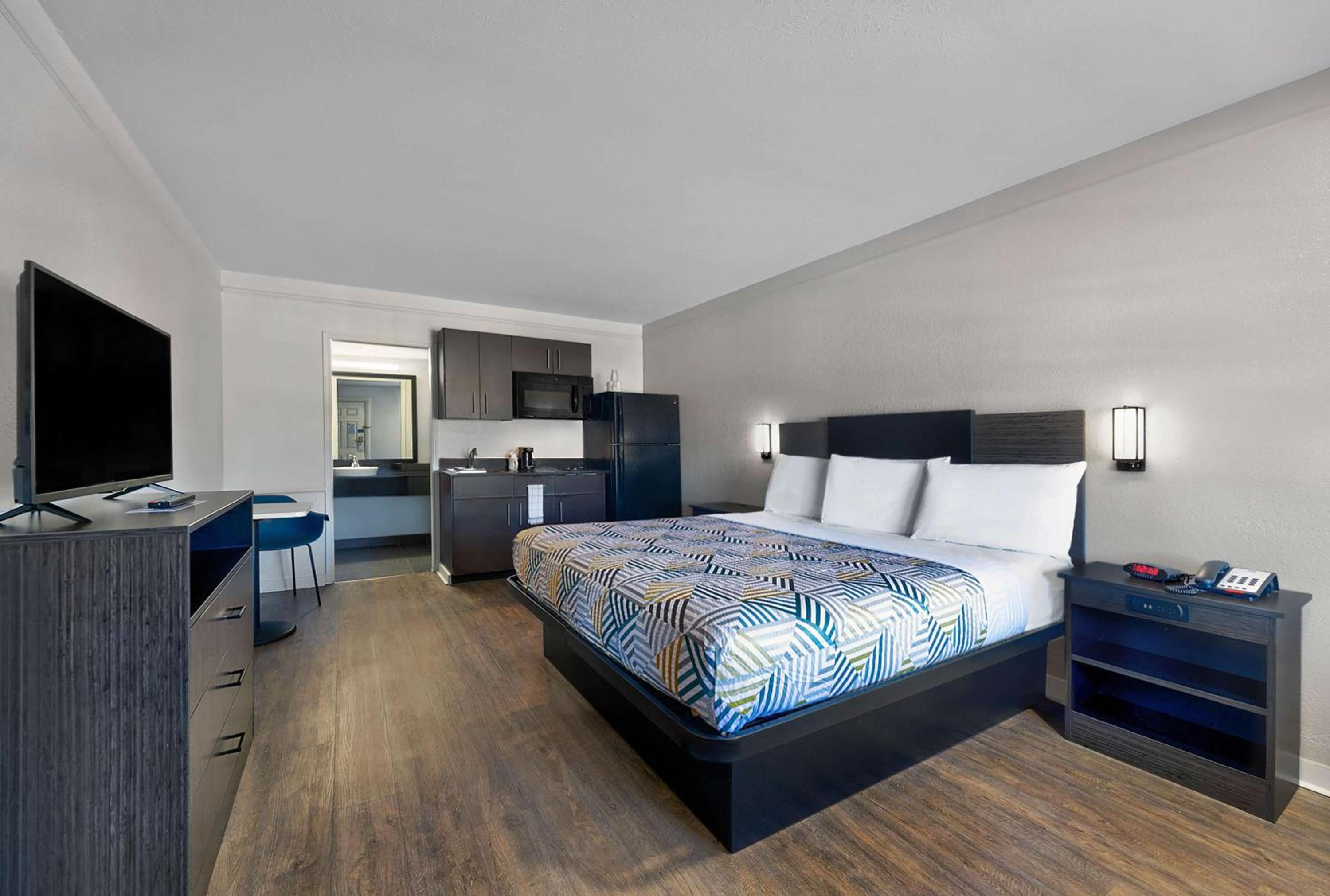 King Room - Disability Access - Non-Smoking - Photo 4