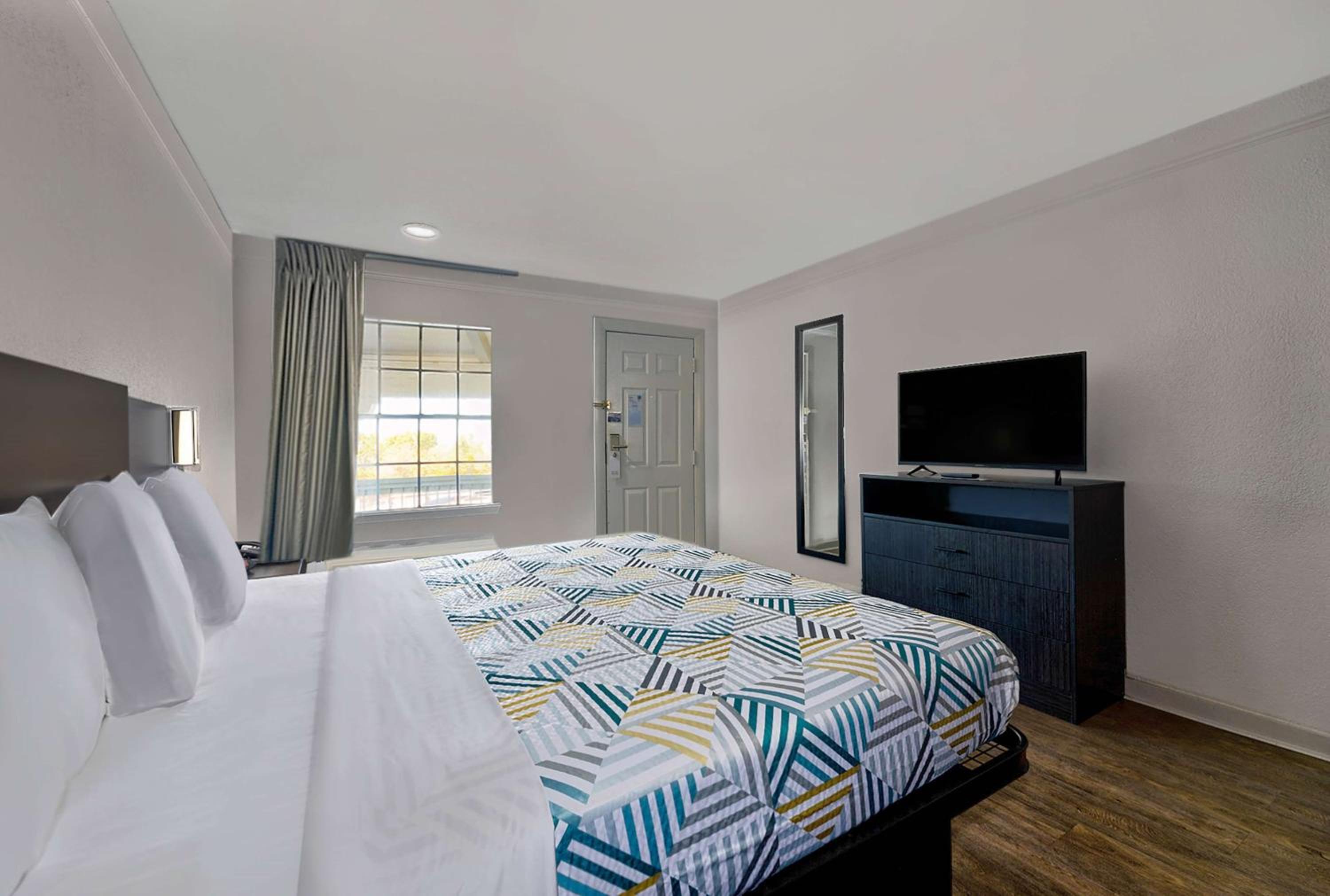 King Room - Non-Smoking - Photo 1