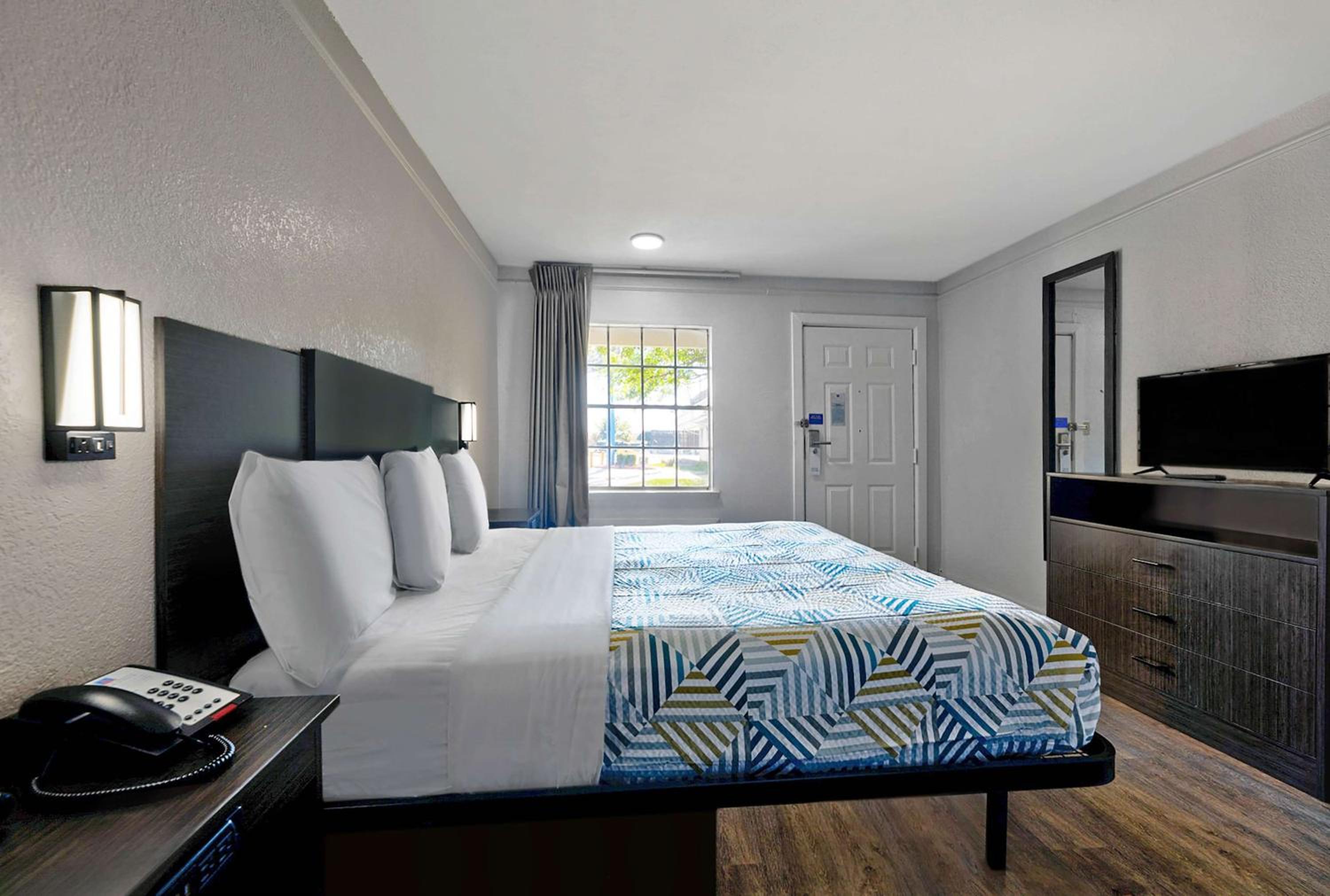 King Room - Non-Smoking - Photo 3