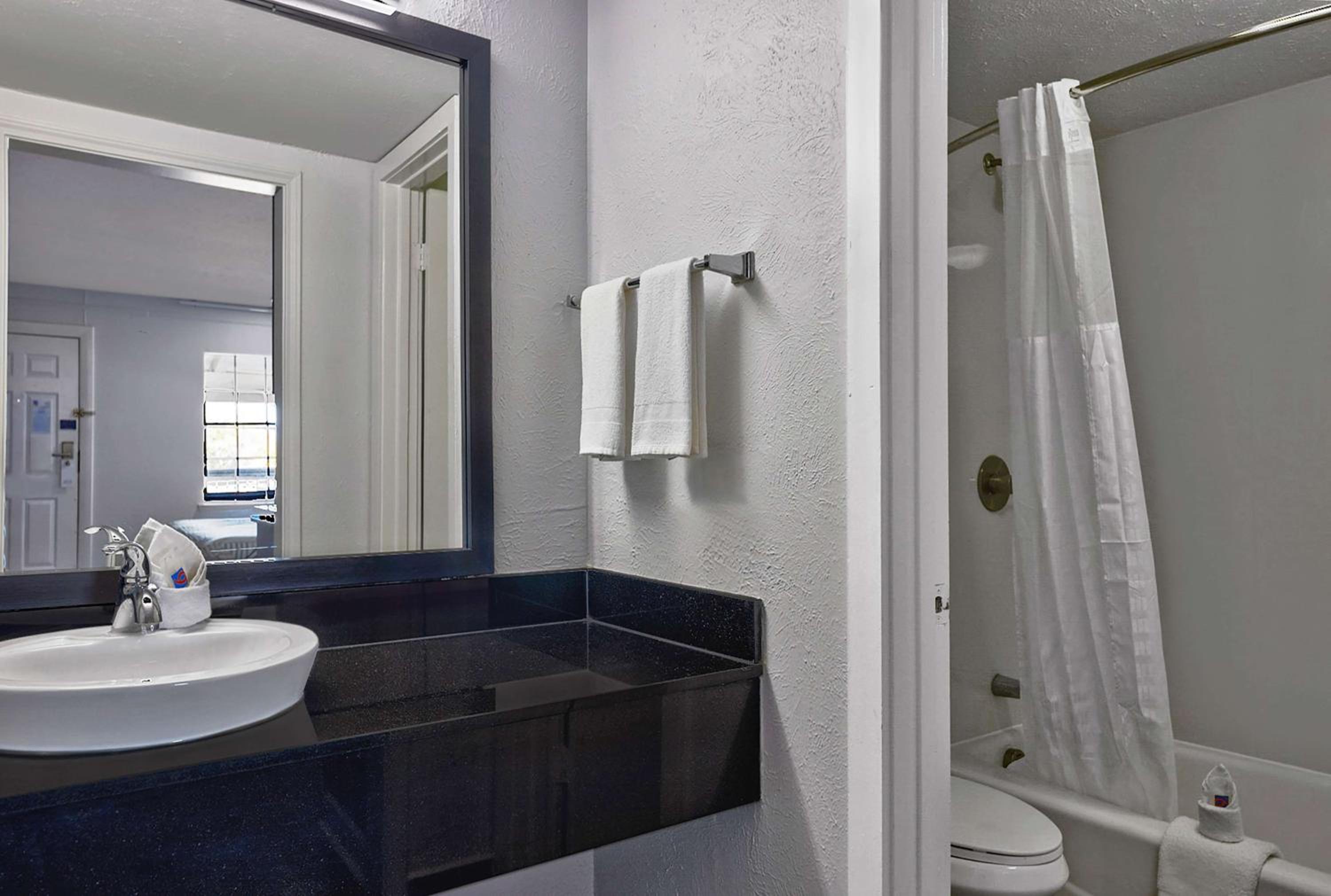 King Room - Non-Smoking - Photo 5