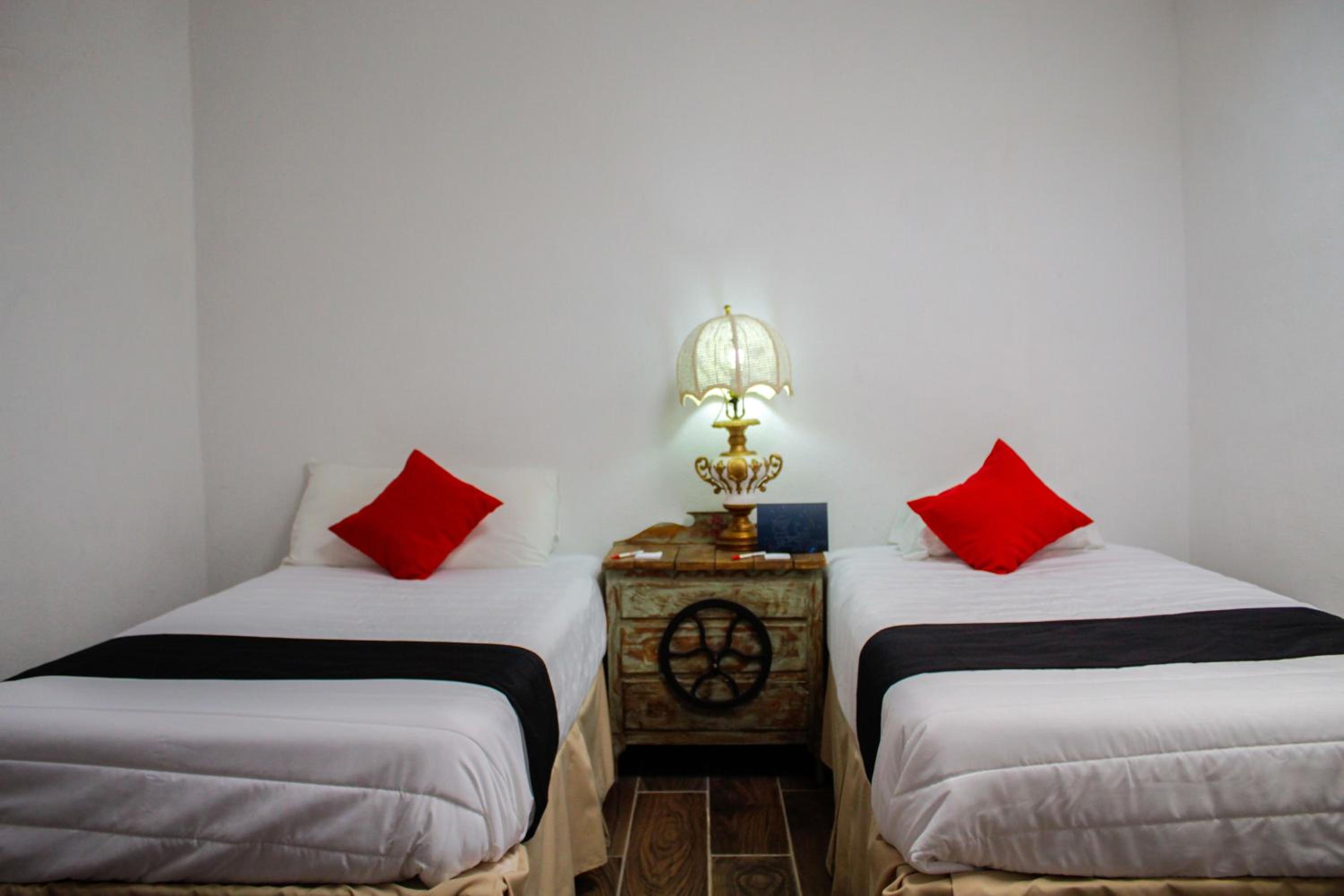 Standard Twin Room - Photo 1
