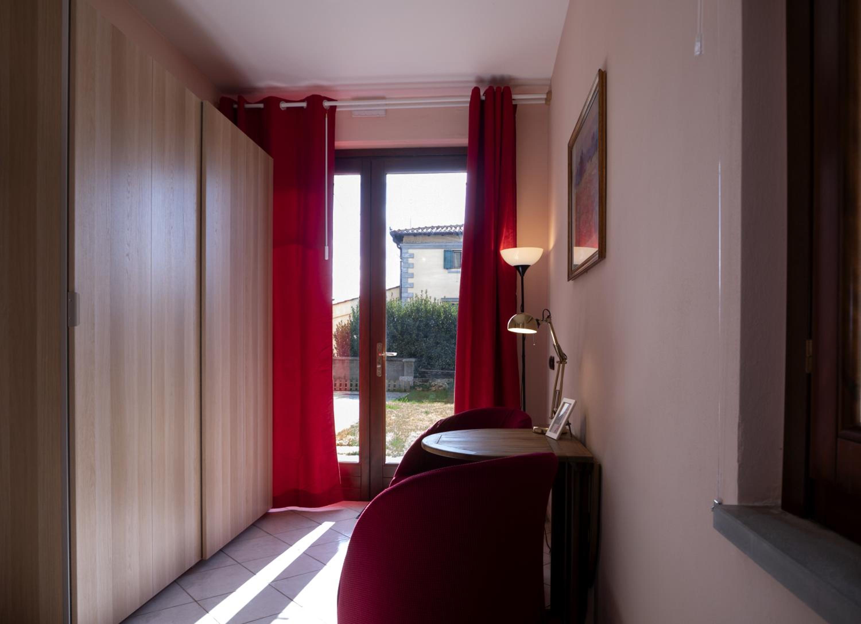 Queen Room with Shared Bathroom photo 3