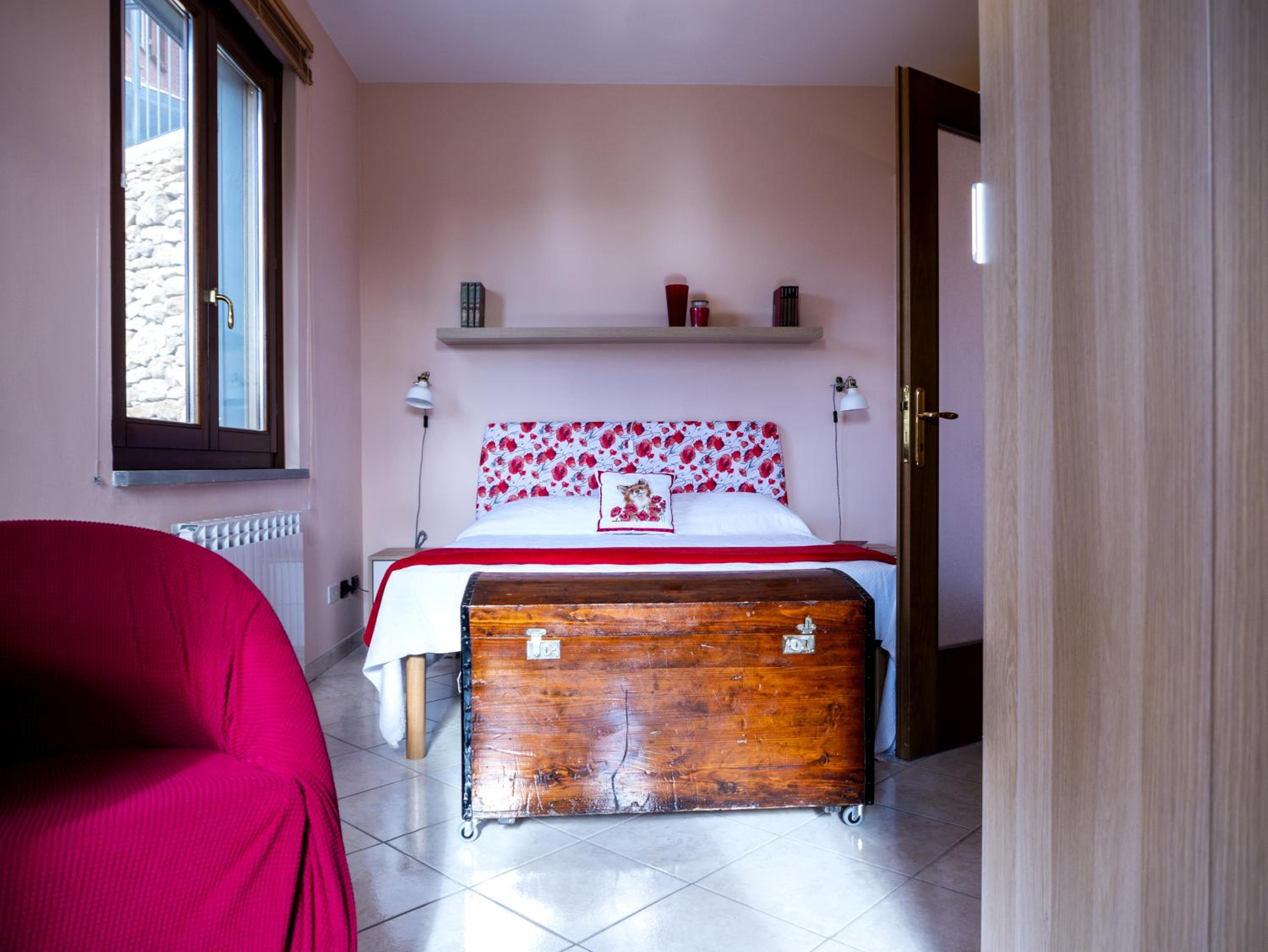 Queen Room with Shared Bathroom photo 1