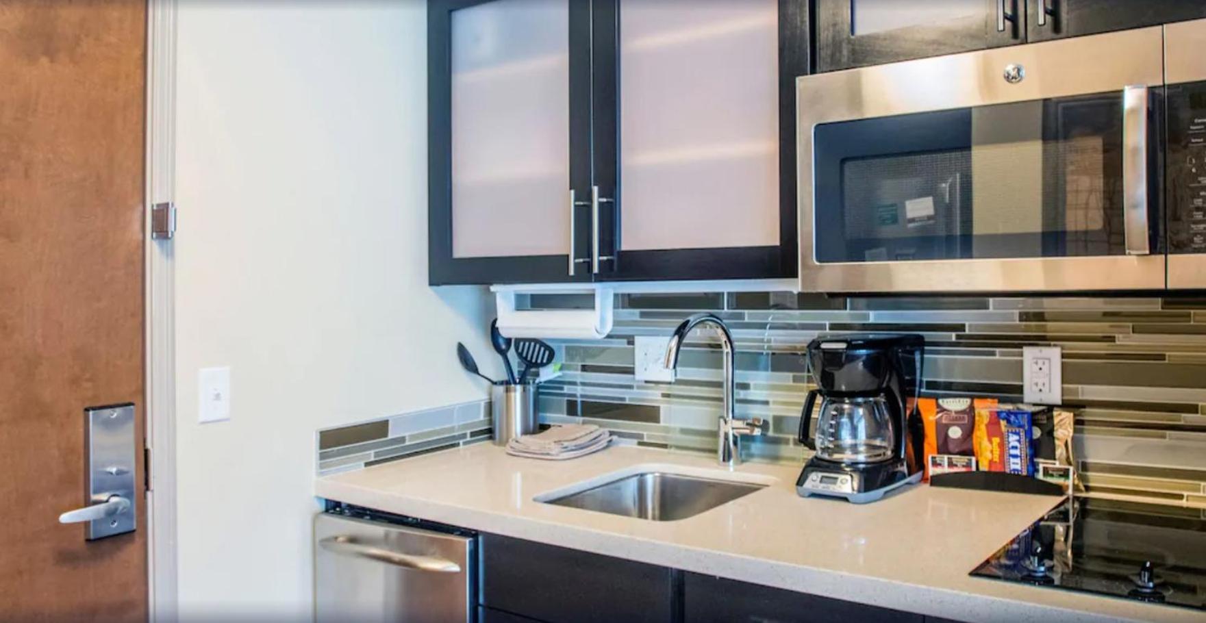 Queen Studio Suite with Partial Kitchen thumbnail 6