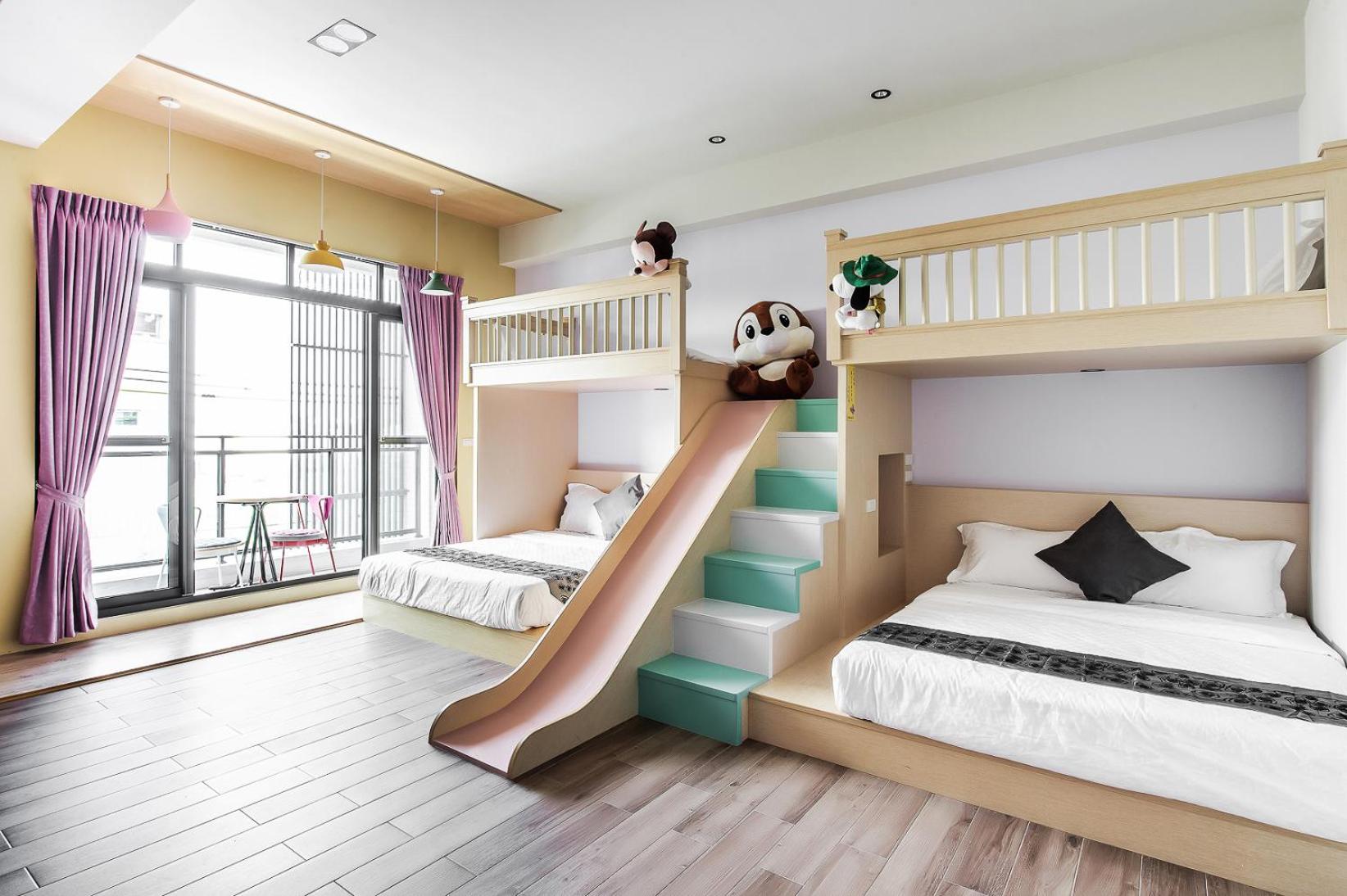 Family Room with Balcony photo 2