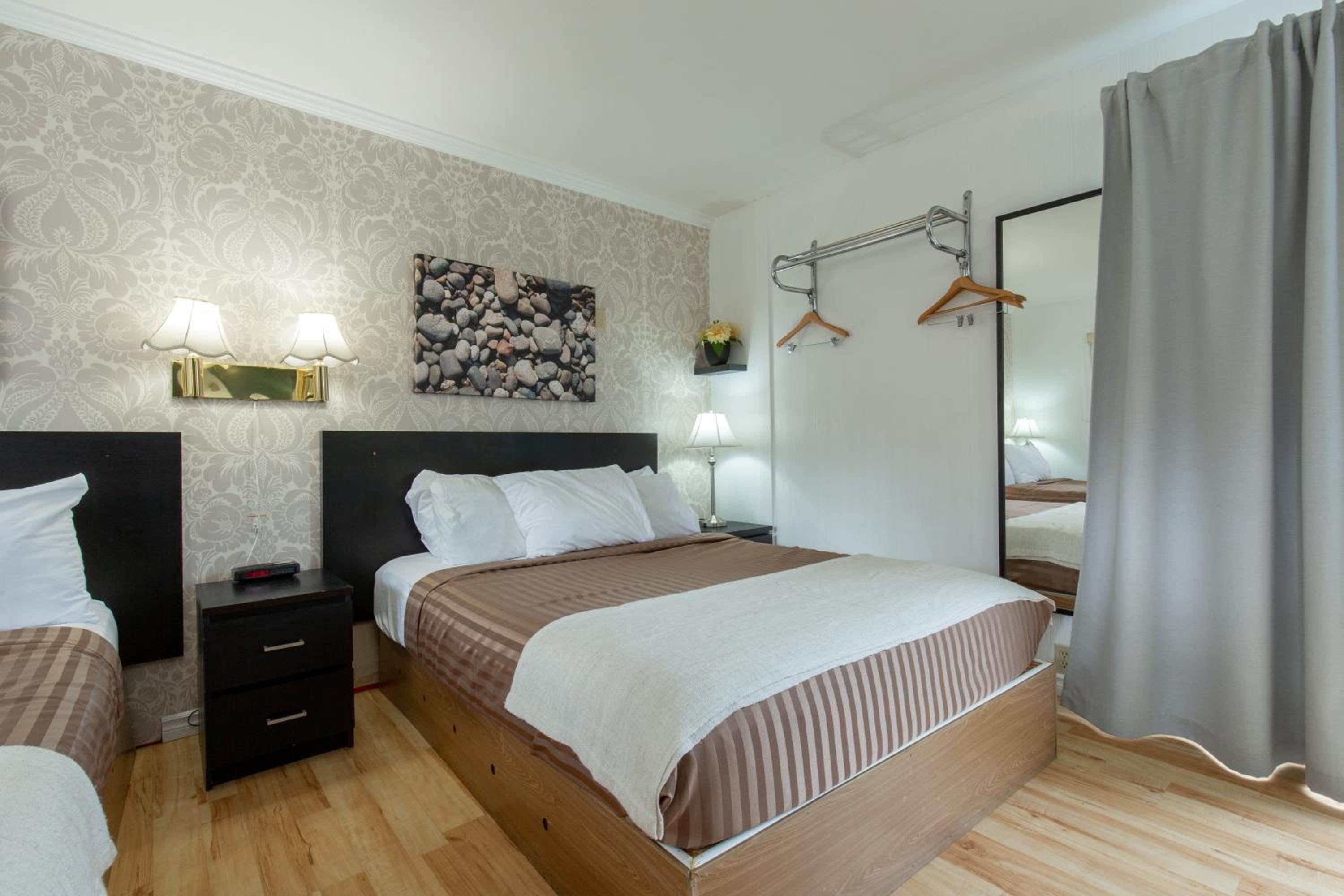 Queen Room with Two Queen Beds photo 3