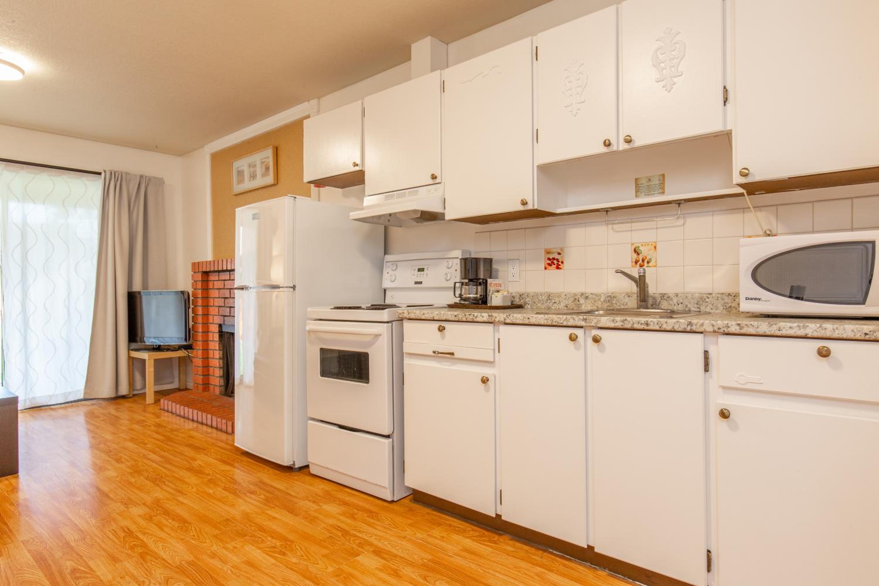 Two-Bedroom Cabin B Style - Photo 4
