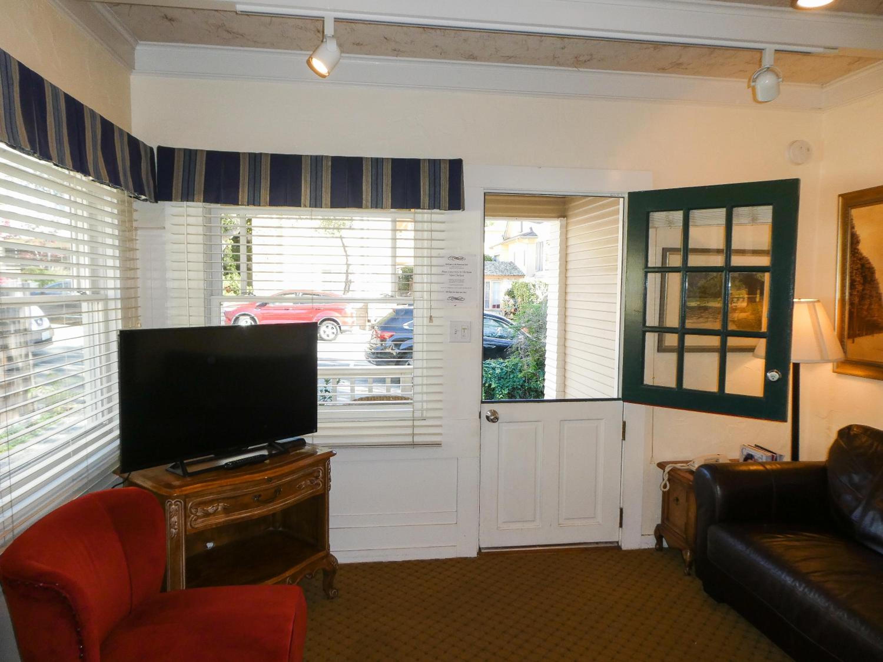 Cambridge Two Bedroom Cottage with Parking