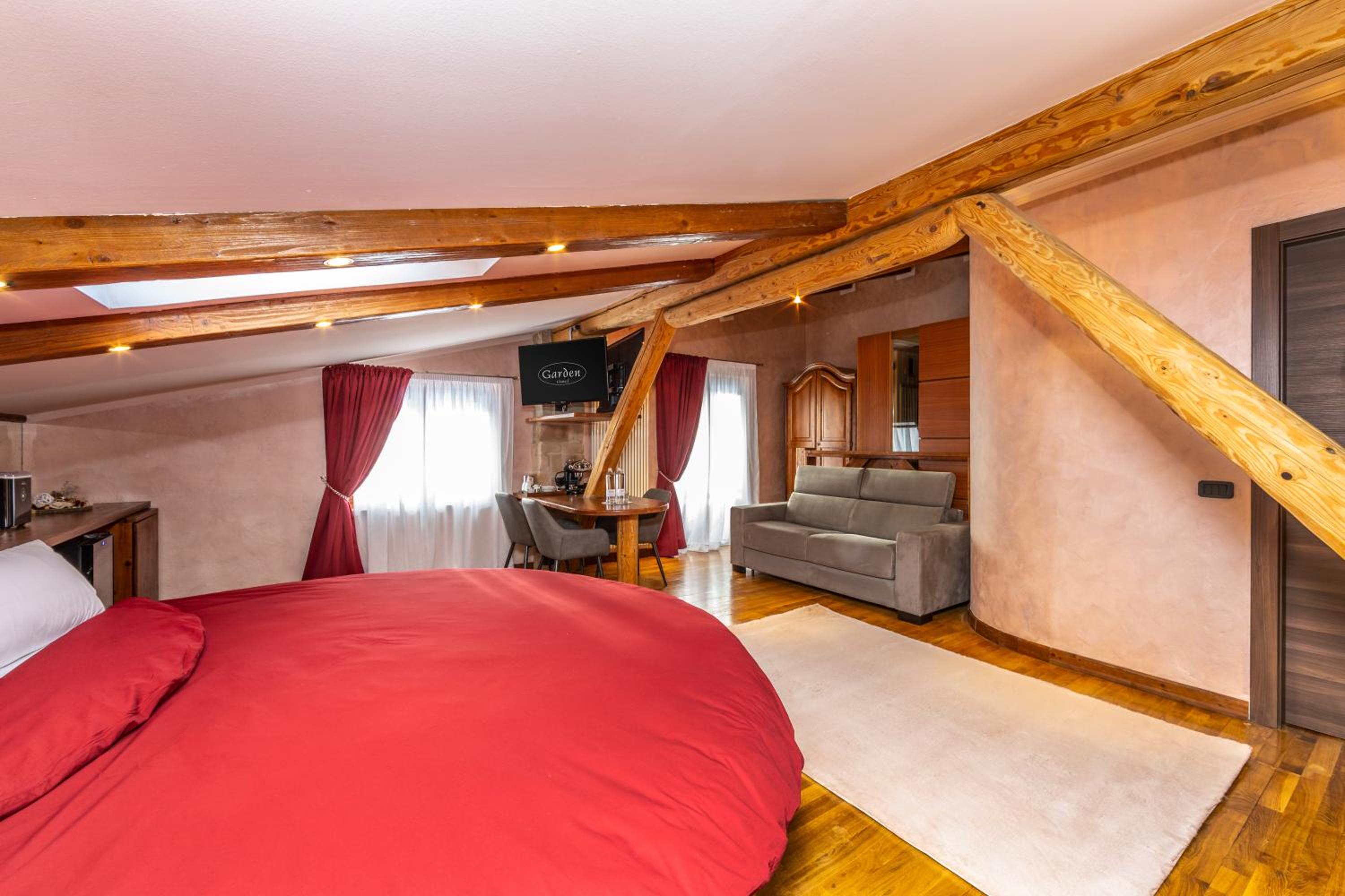 King Suite with Spa Bath - Photo 35