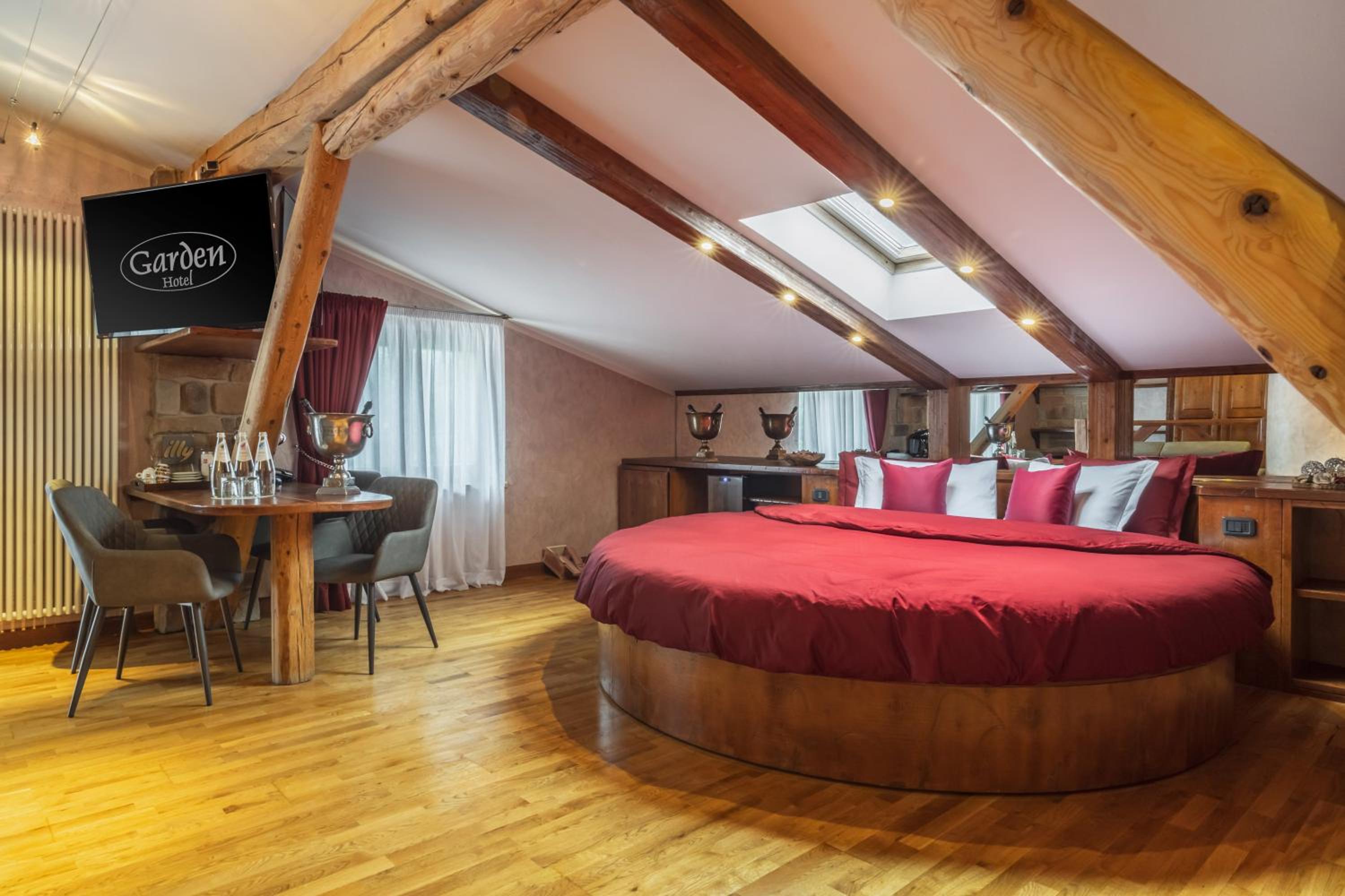 King Suite with Spa Bath - Photo 44