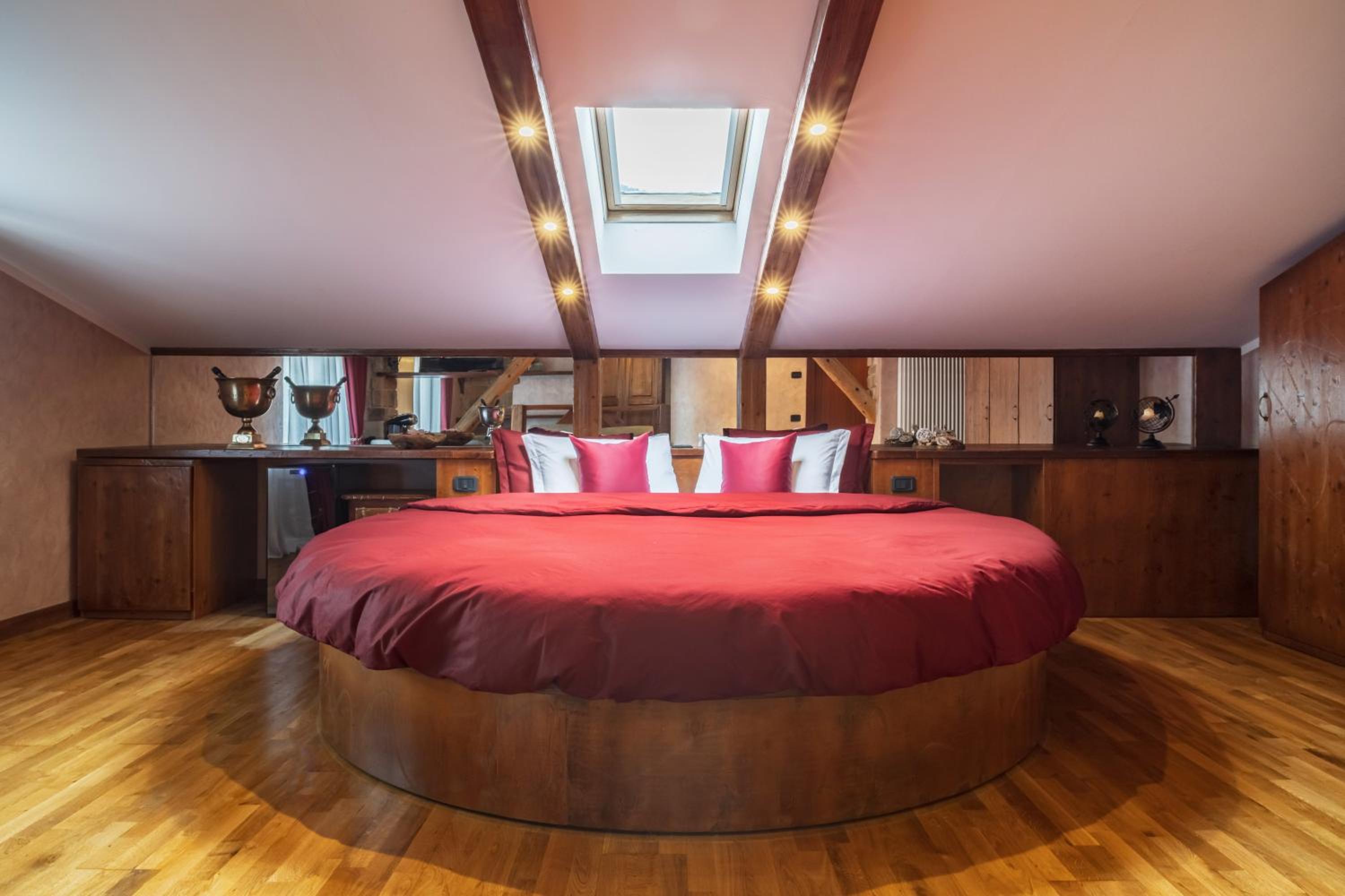 King Suite with Spa Bath - Photo 29