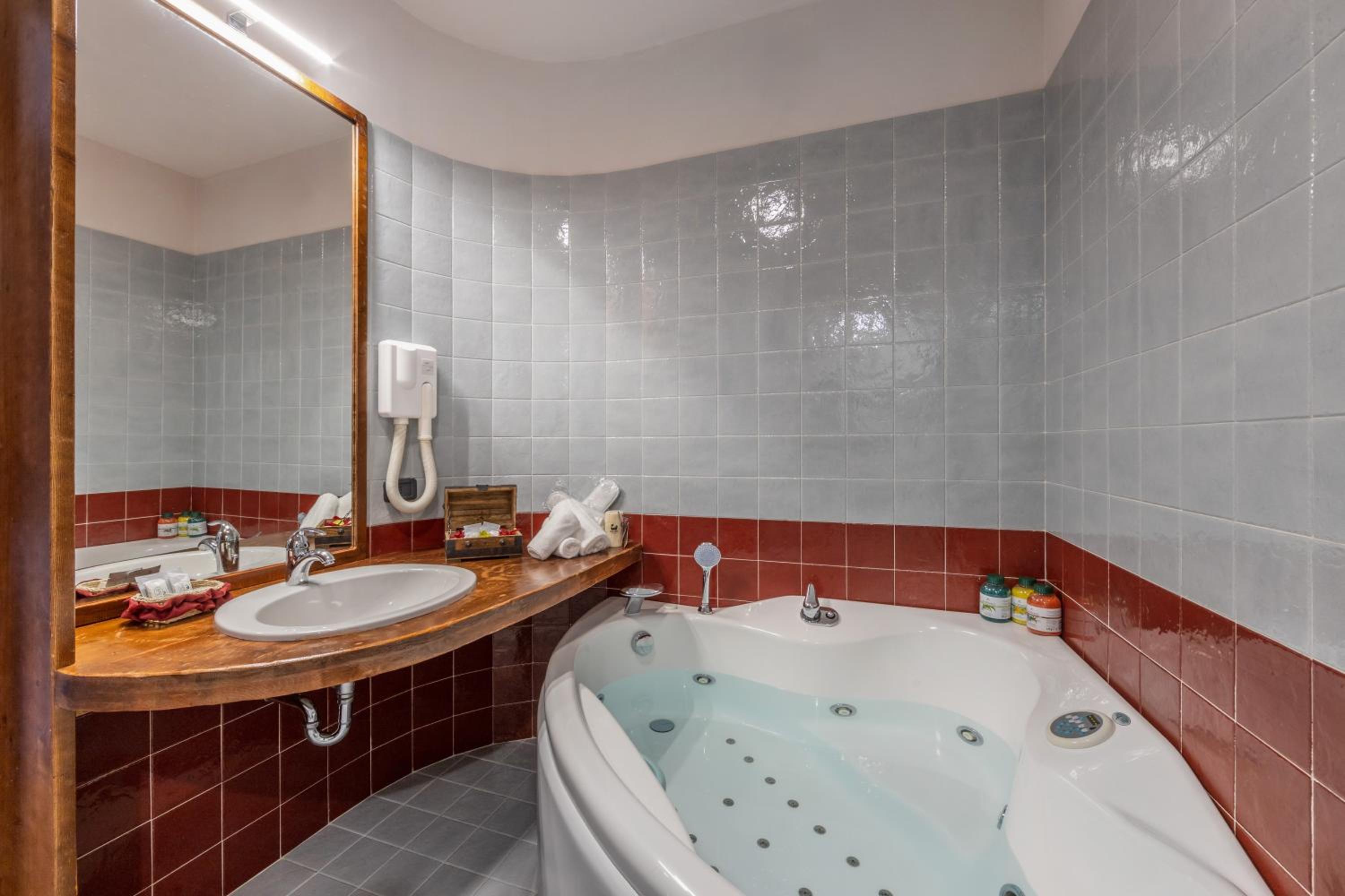 King Suite with Spa Bath - Photo 31