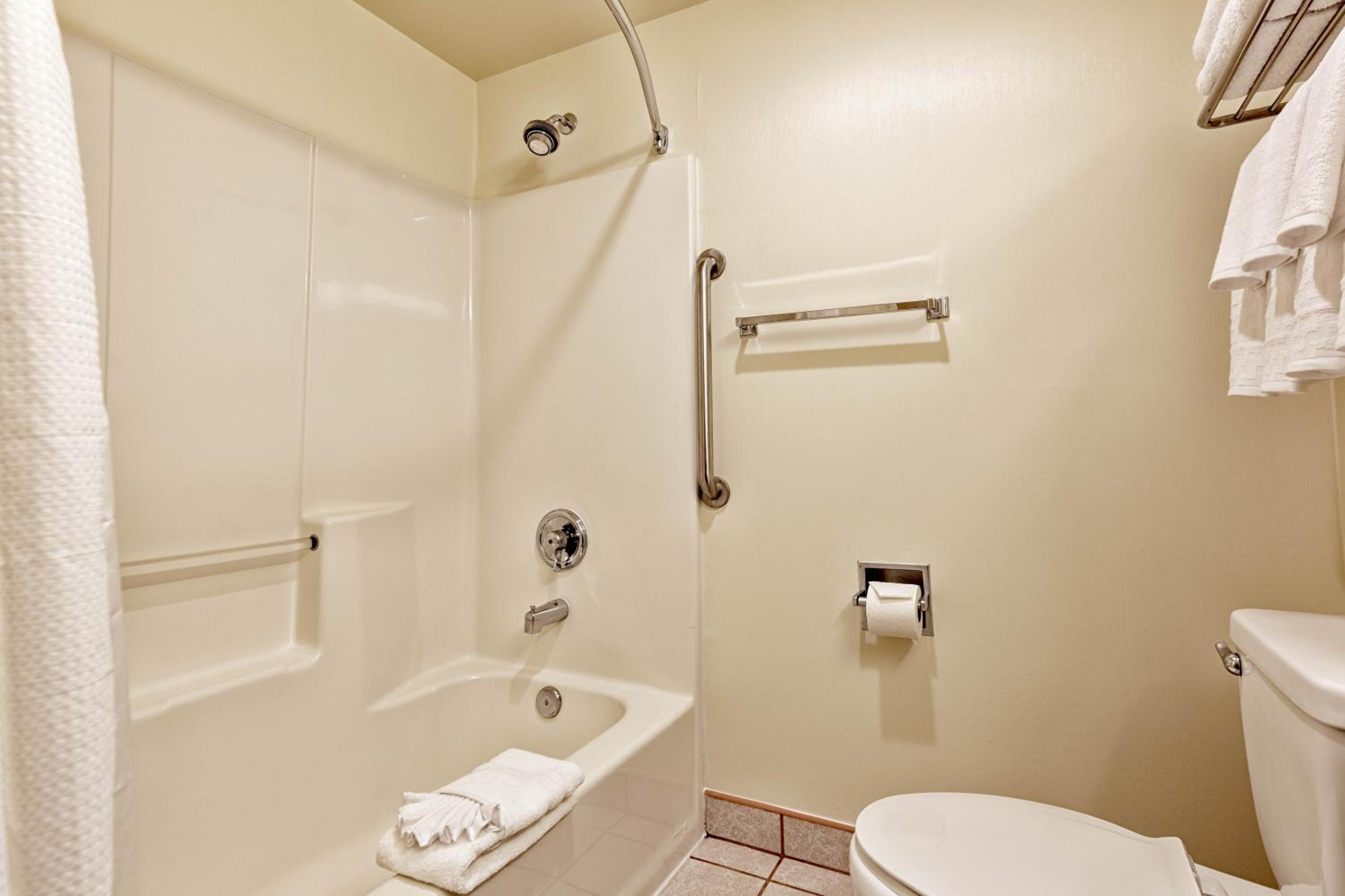 Queen Suite with Two Queen Beds - Photo 10