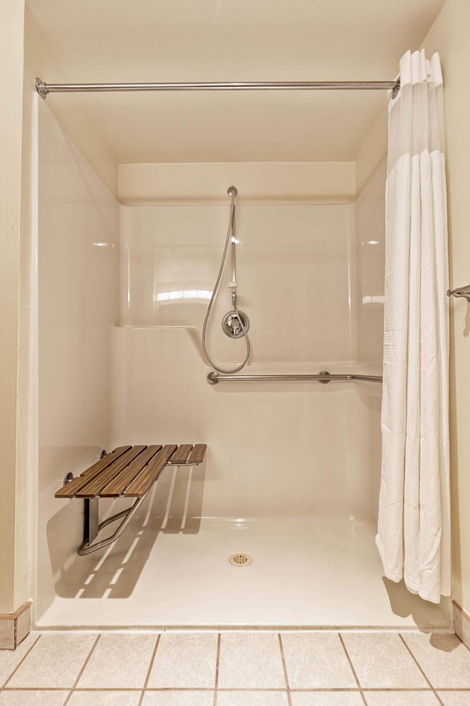 Queen Room with Roll-In Shower - Disability Access - Photo 6
