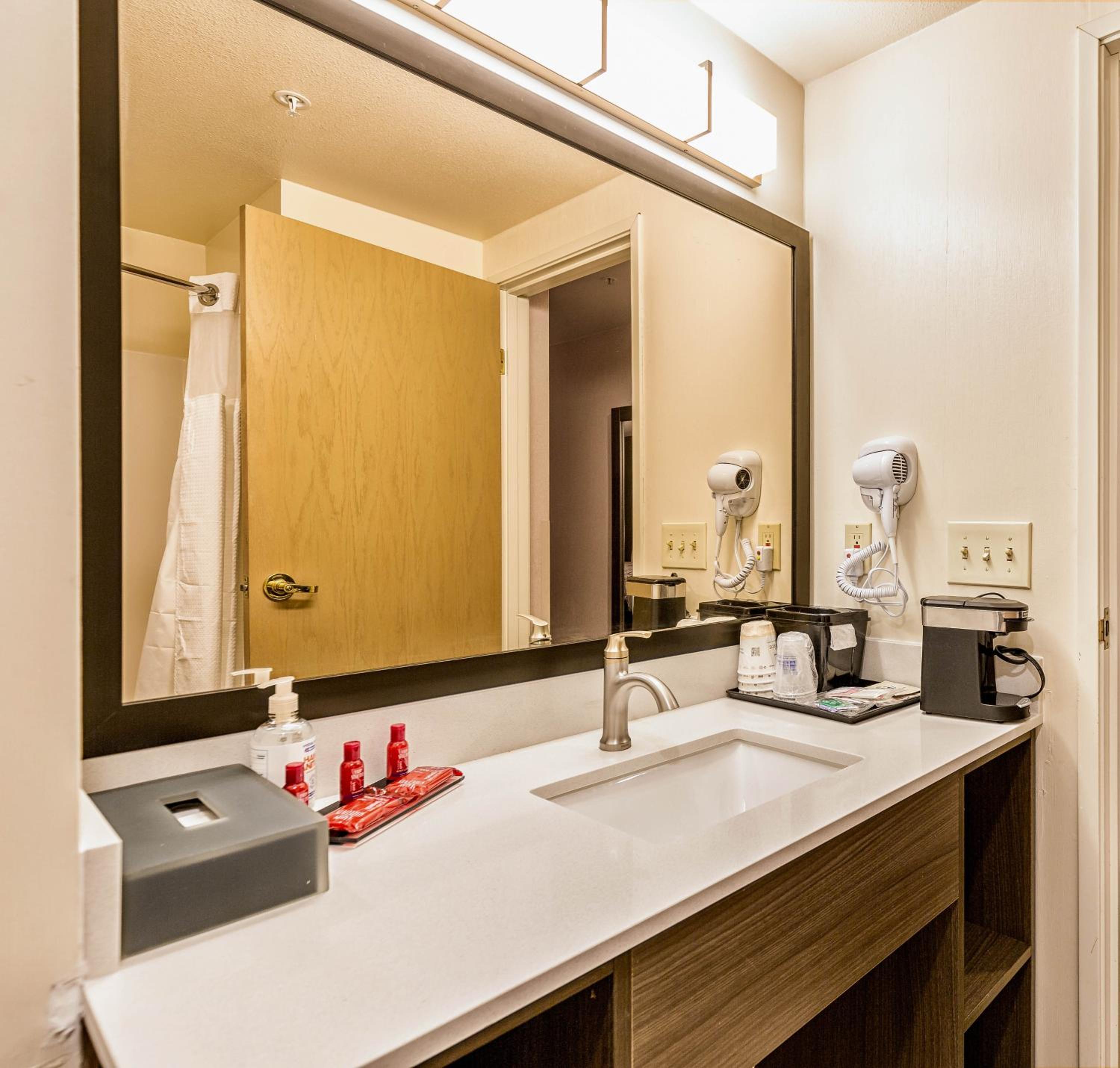 Queen Suite with Two Queen Beds - Photo 6