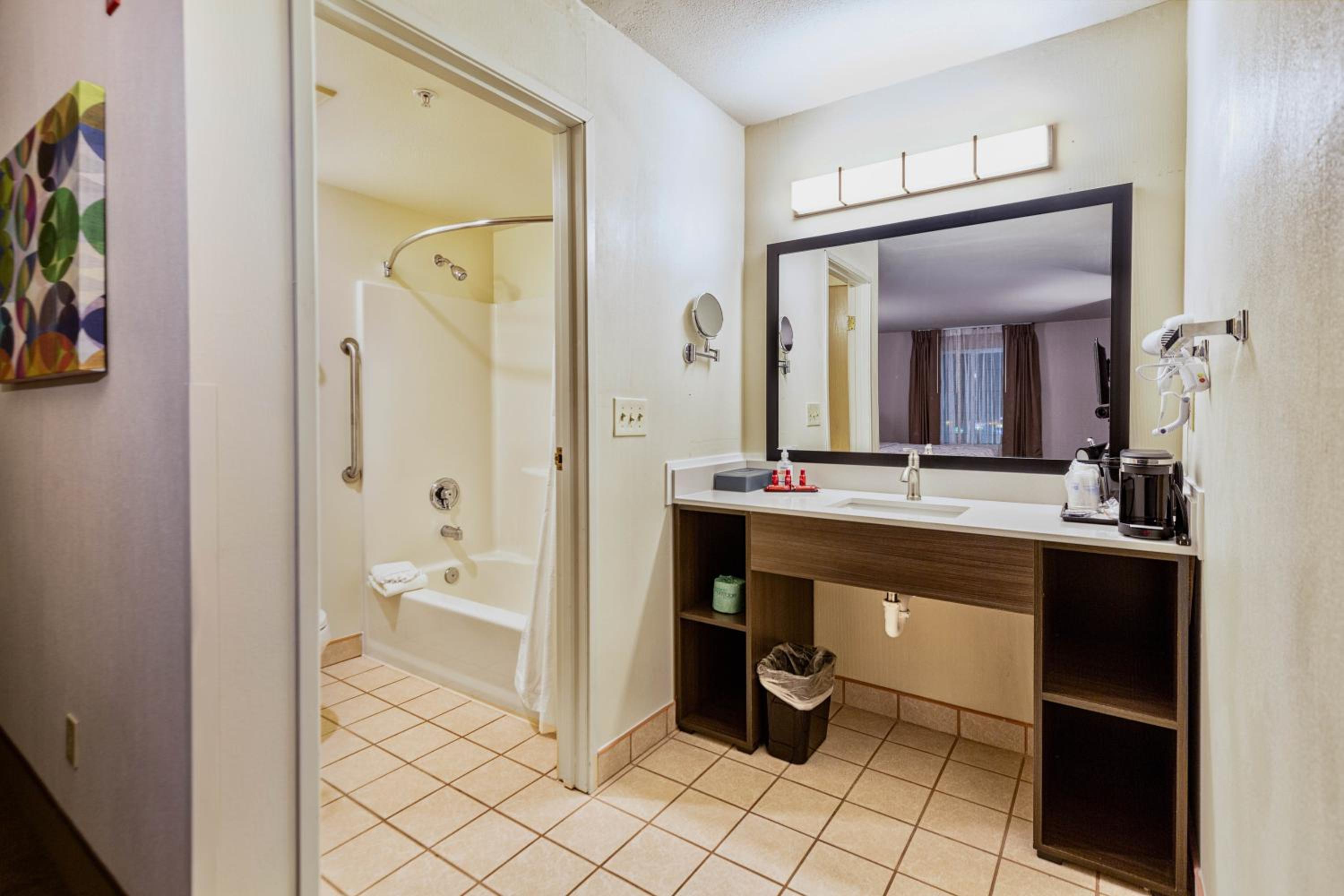 Queen Suite with Two Queen Beds - Photo 5