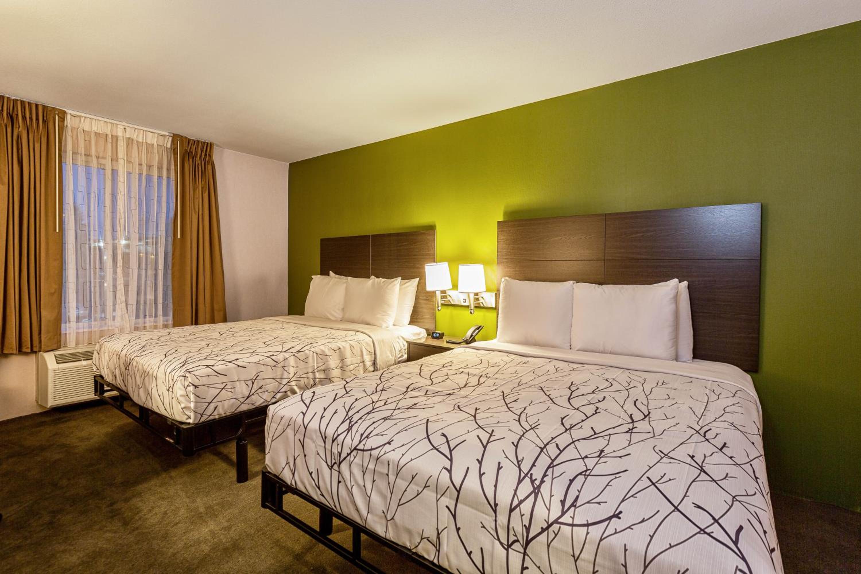 Queen Room with Two Queen Beds - Photo 5