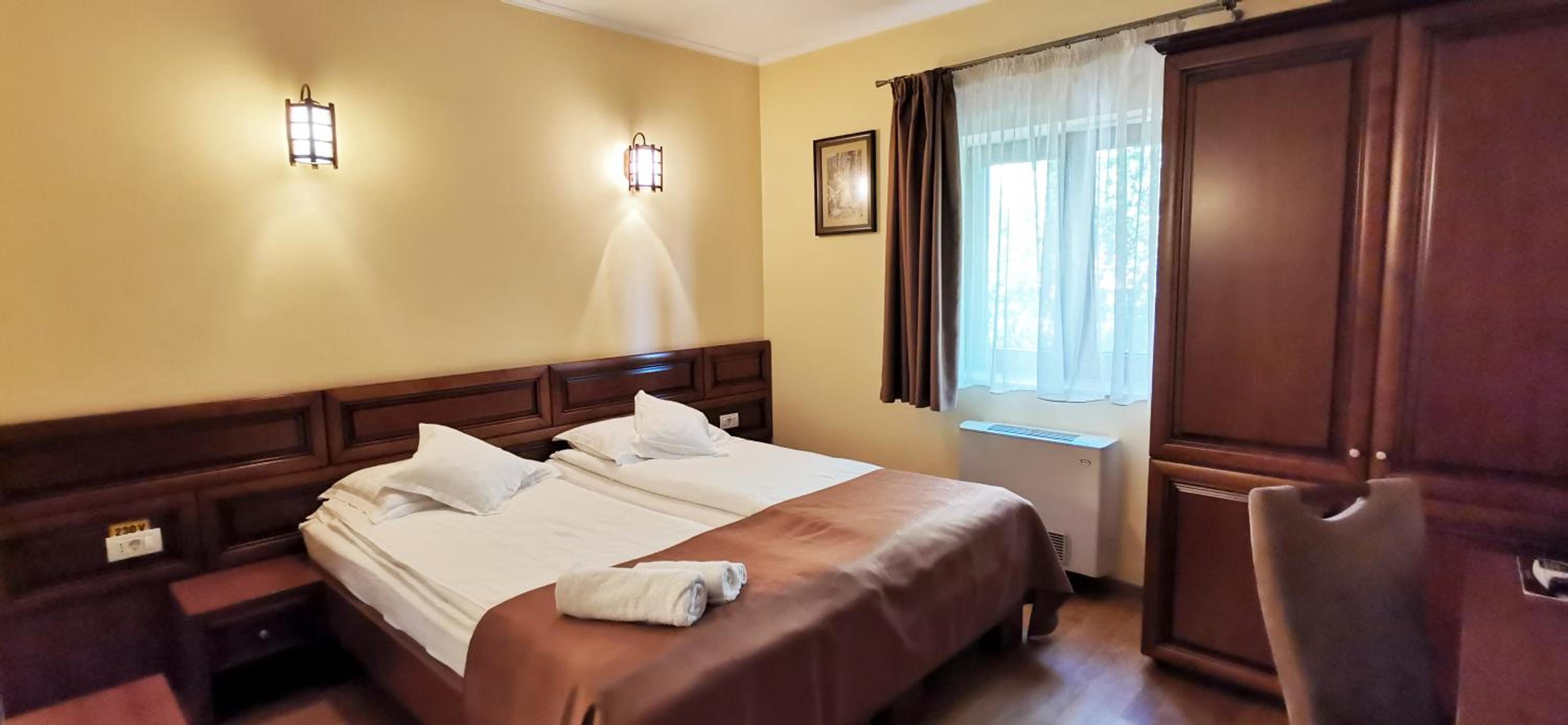 Double or Twin Room with Private Bathroom - Photo 1