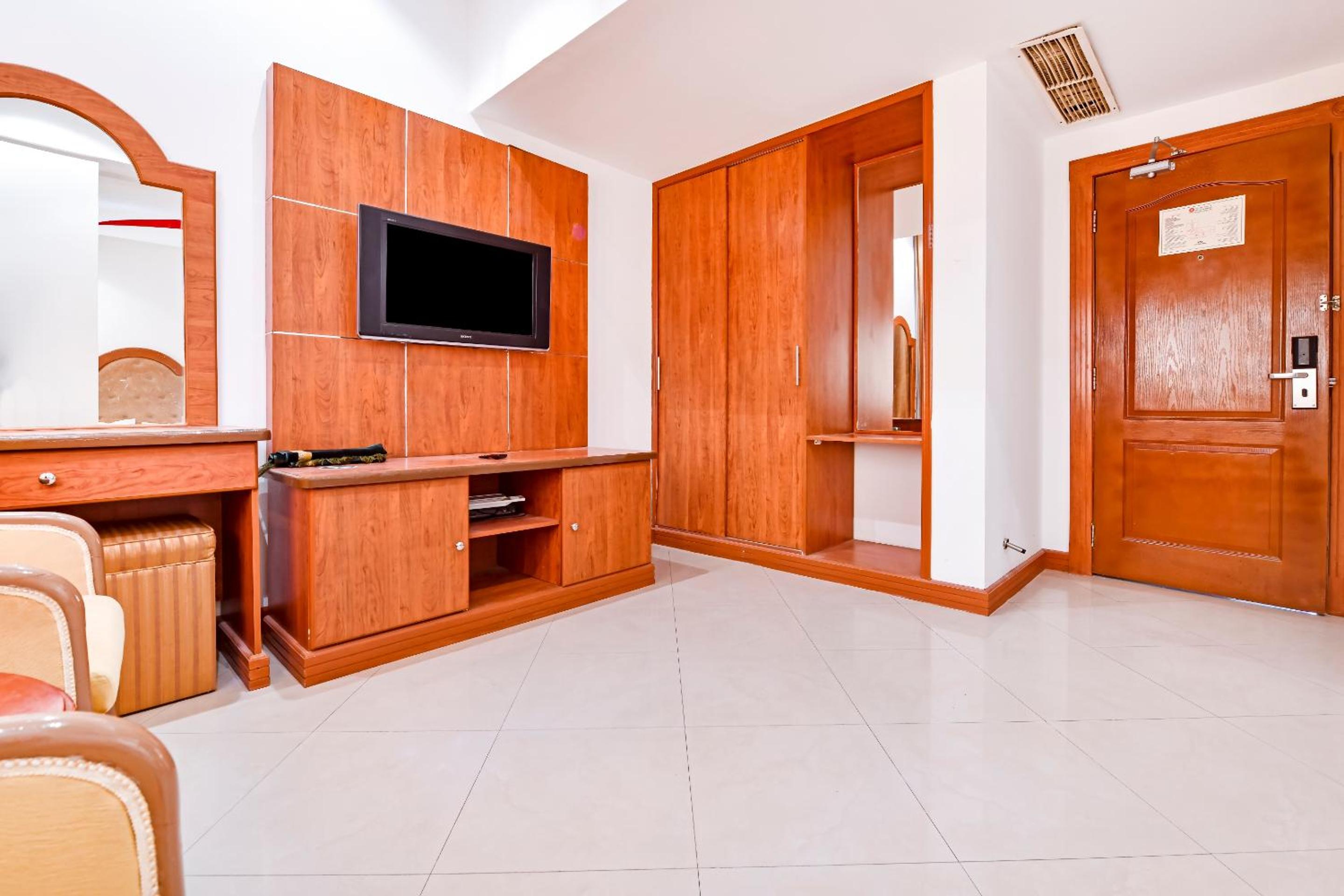 Deluxe King Room - Photo 7