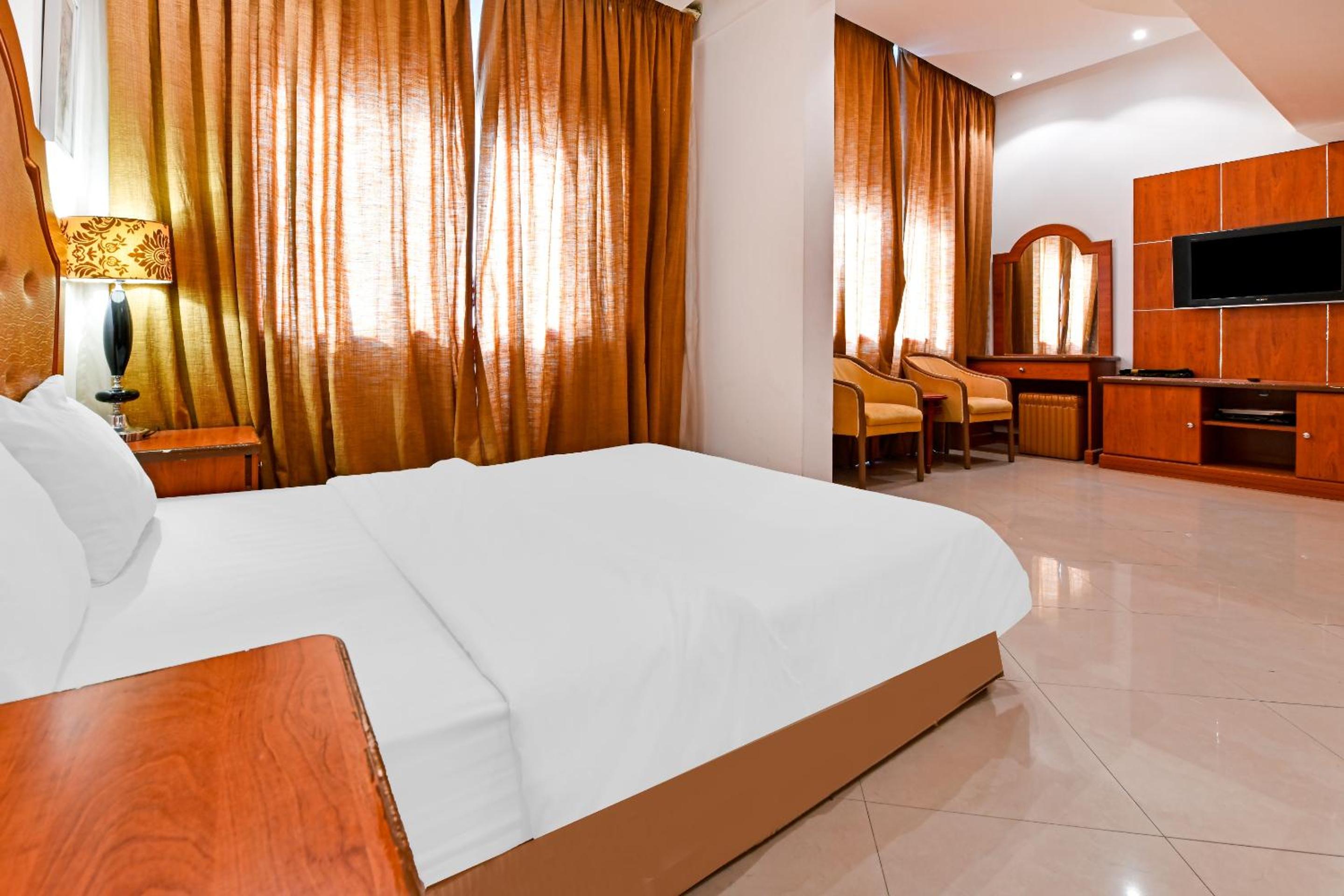 Deluxe King Room - Photo 9