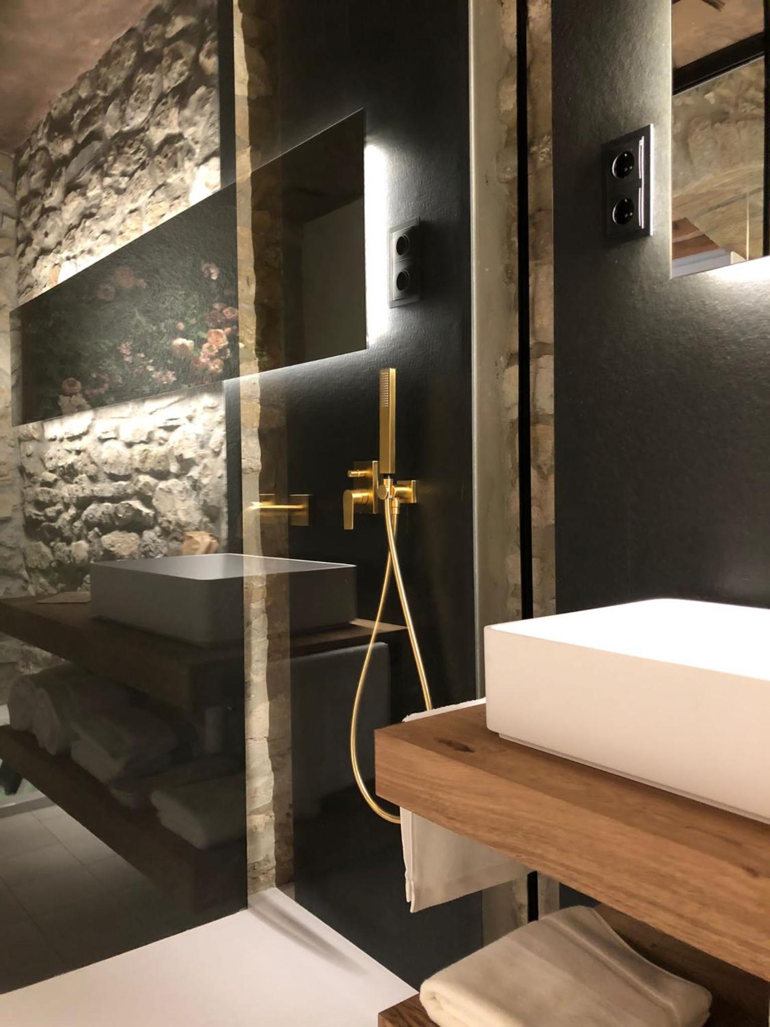 Deluxe Suite with Spa Bath - Photo 10