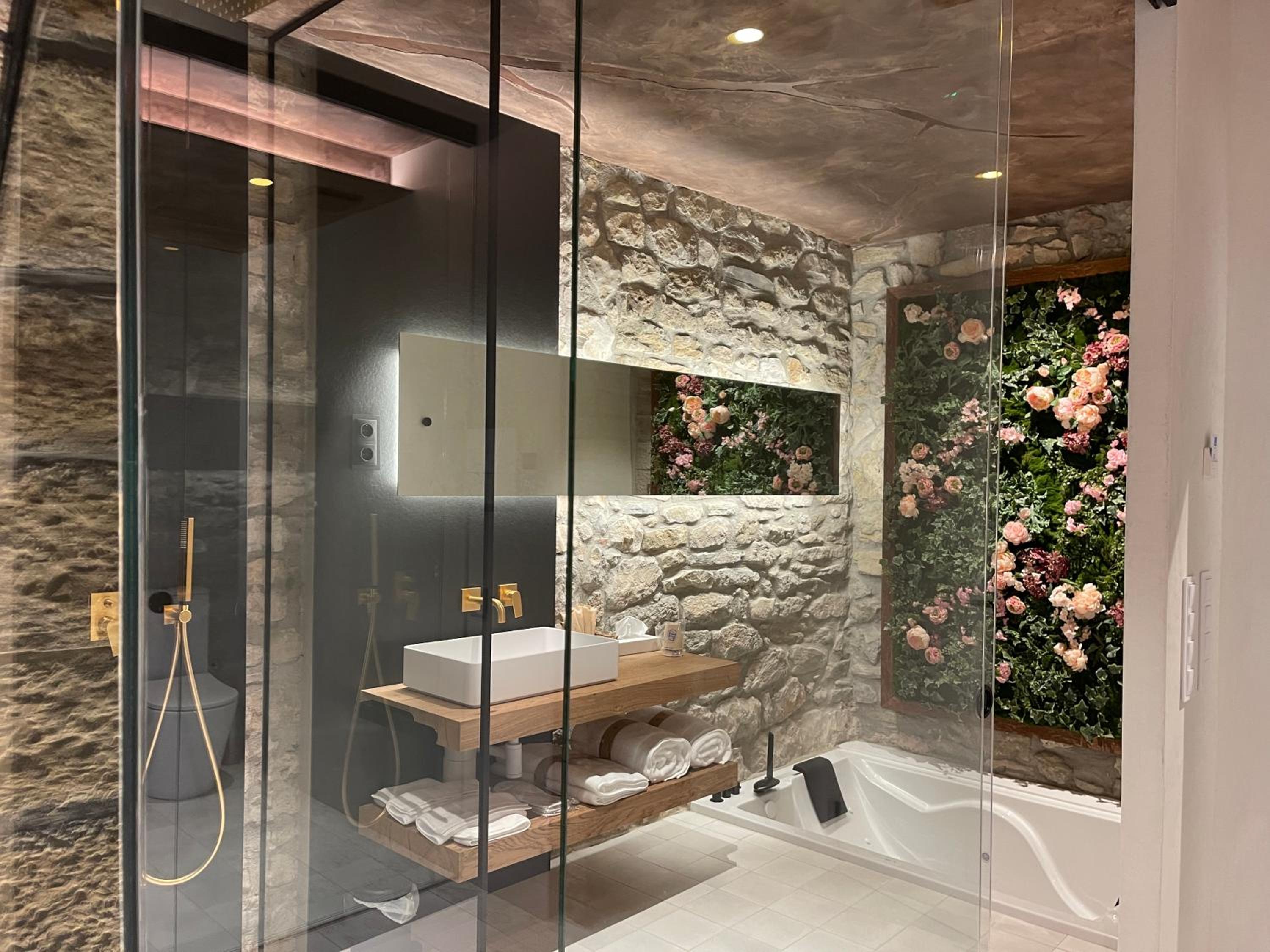 Deluxe Suite with Spa Bath - Photo 11