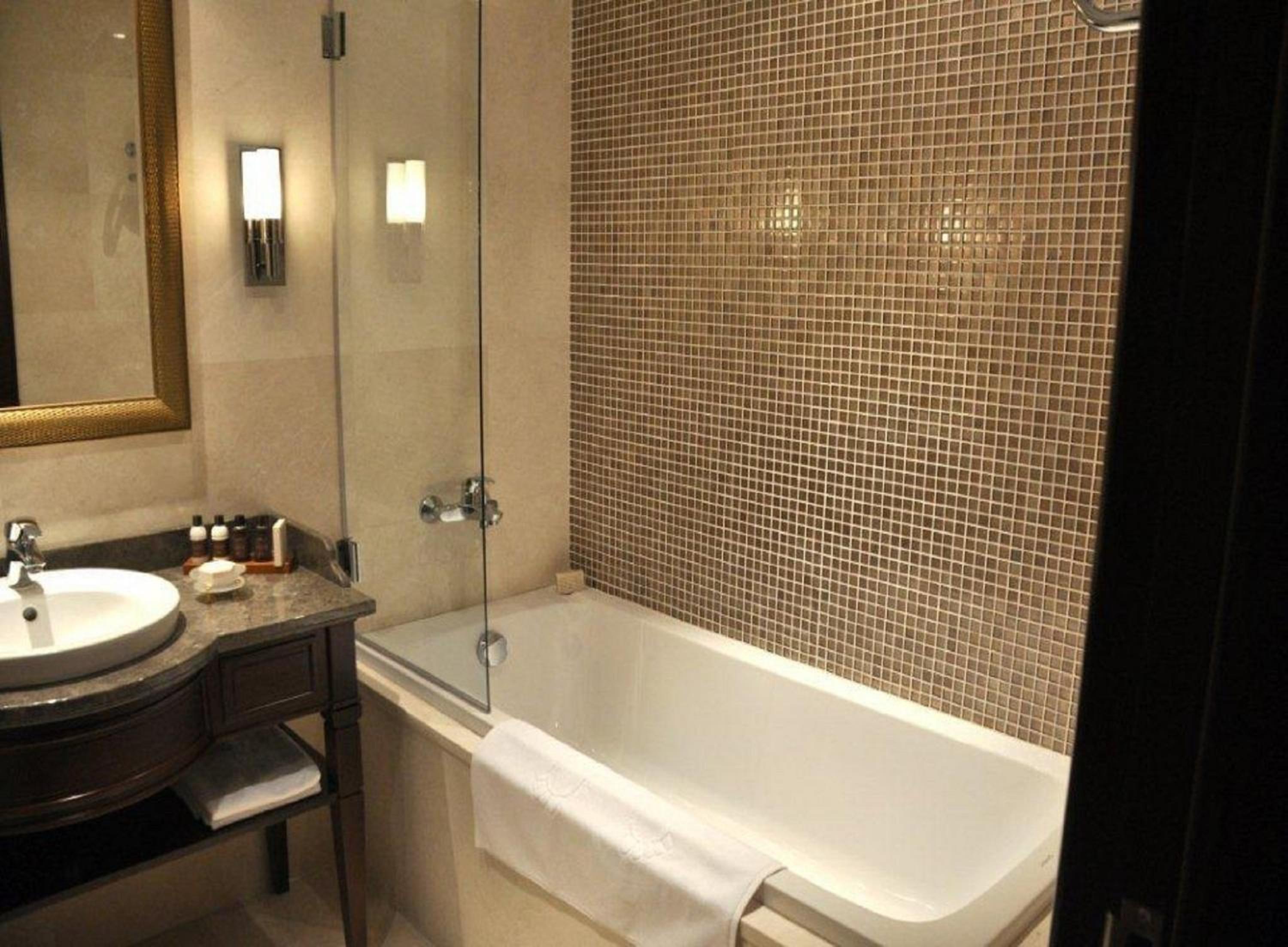 Standard Twin Room with Lounge Access photo 2