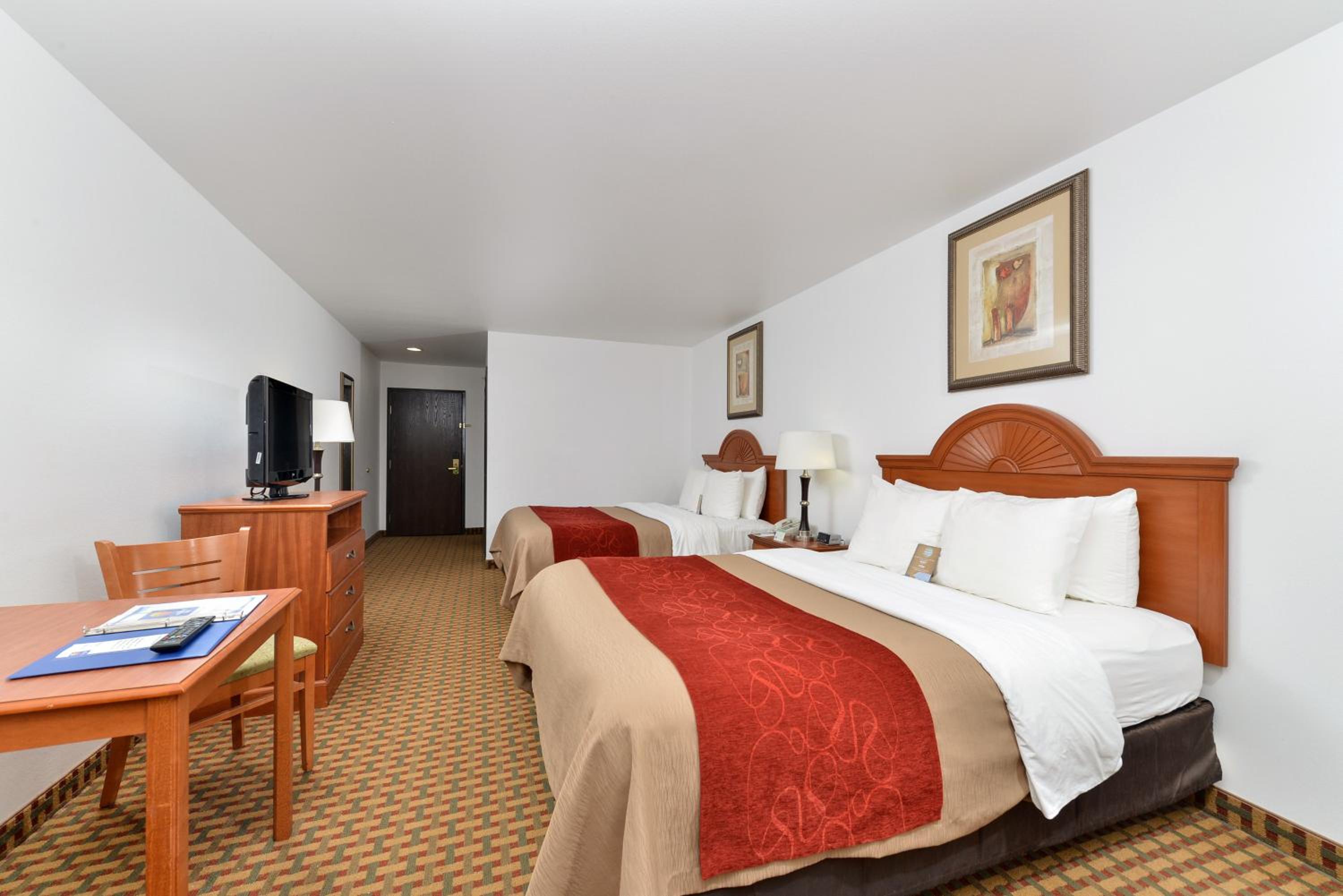 Queen Room with Two Queen Beds - Smoking photo 1