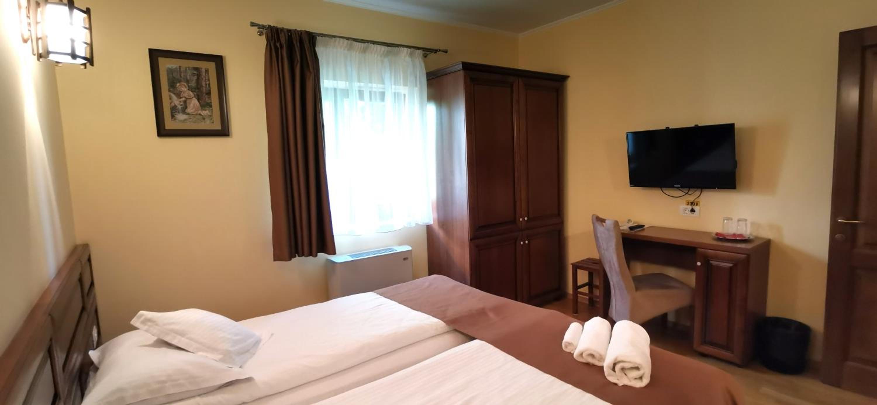 Double or Twin Room with Private Bathroom - Photo 4