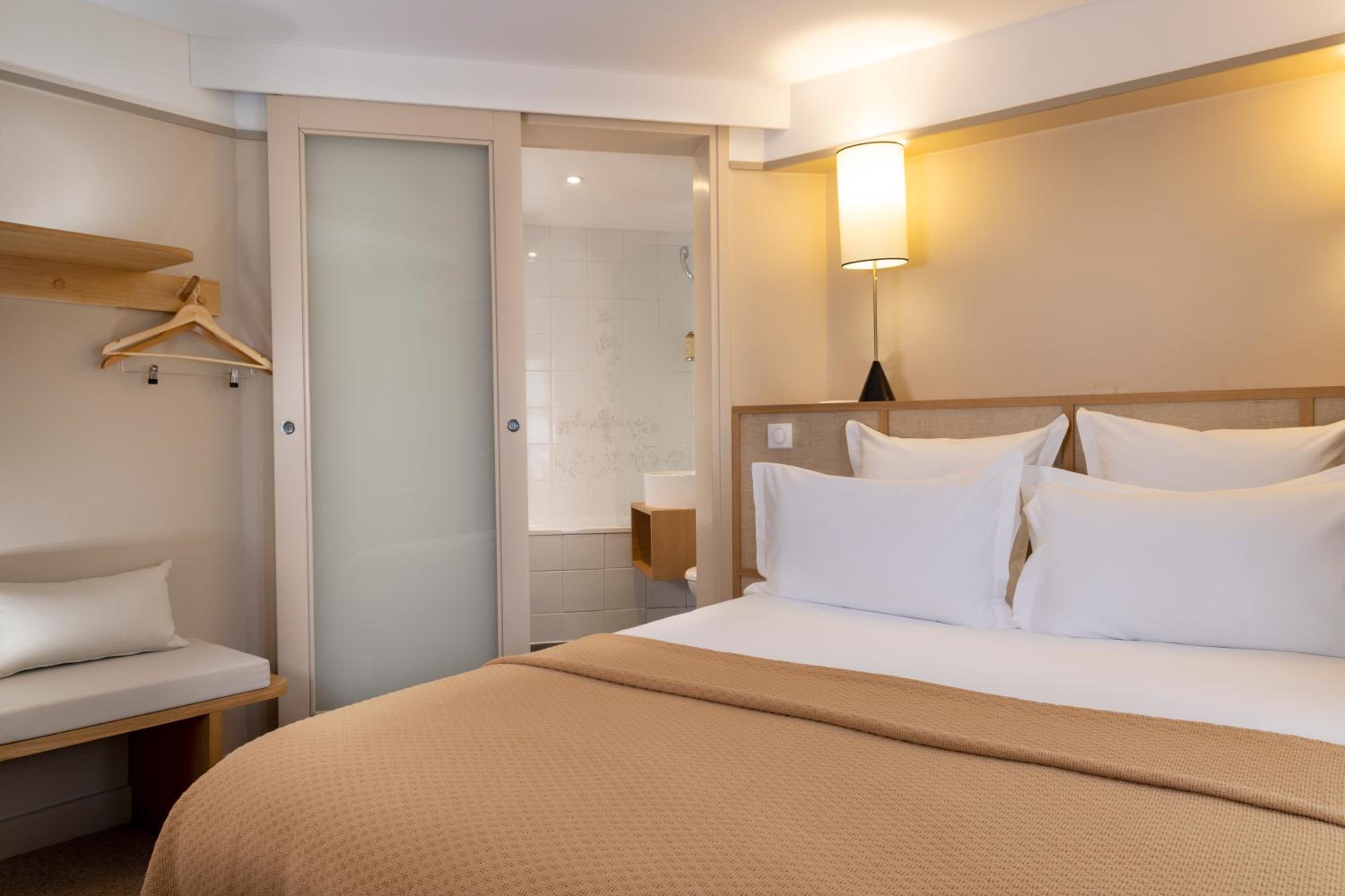 Superior Double or Twin Room with Balcony thumbnail 6