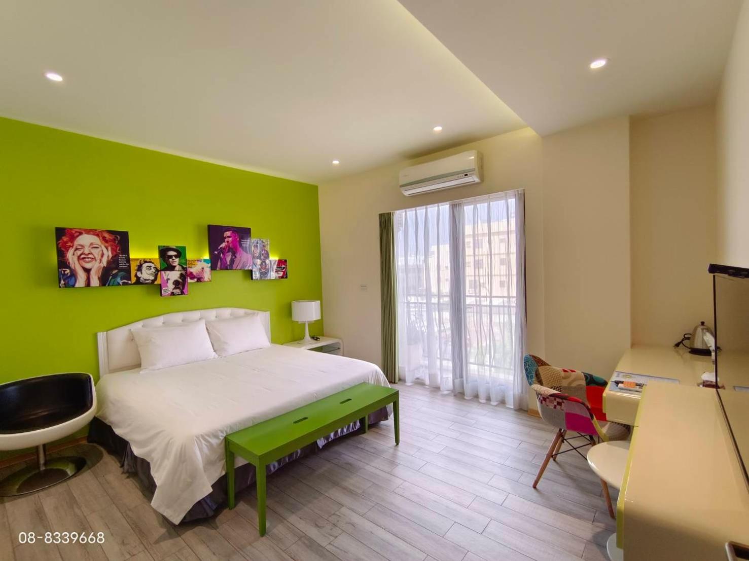 Queen Room photo 2